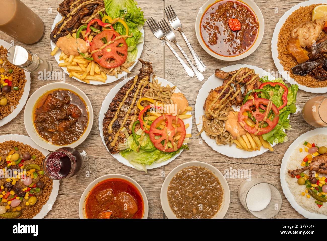 Ein nettes Set von Speisen aus dem Nahen Osten auf einem Holzlatttisch Stockfoto