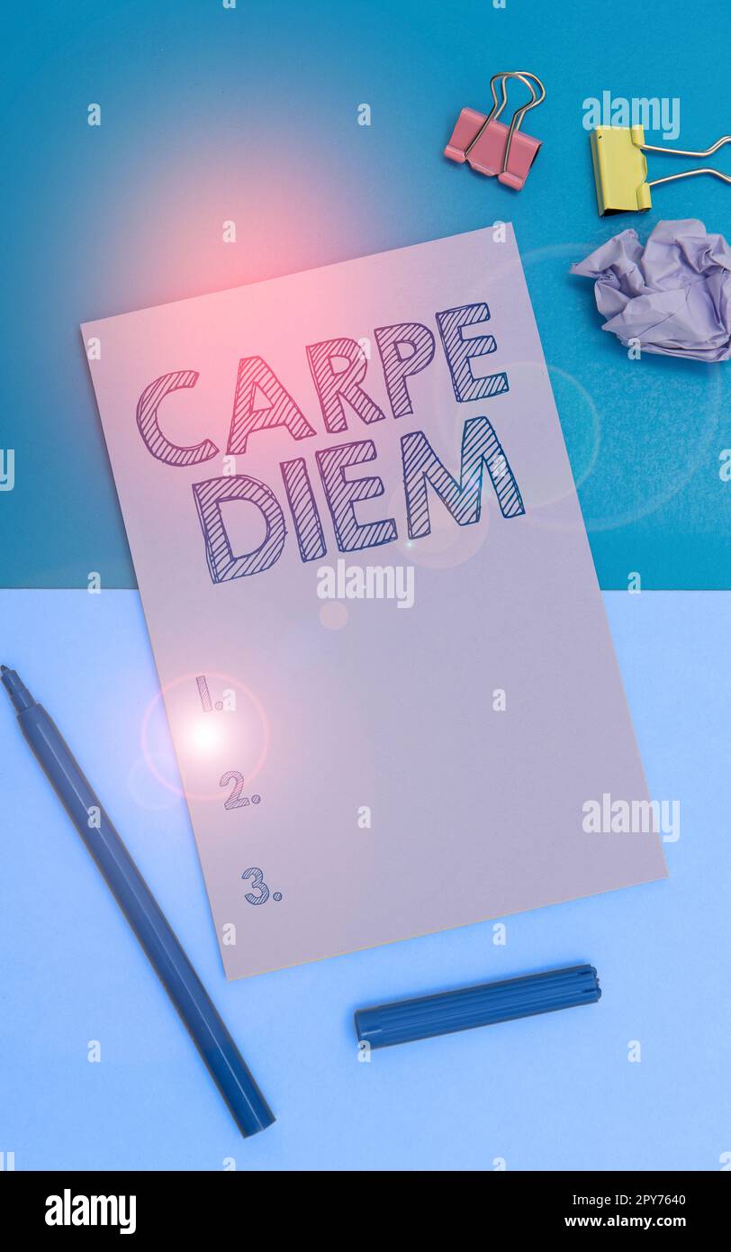 Textunterschrift mit Carpe Diem. Ein Wort, das auf einem öffentlichen Fest geschrieben wurde, auf dem die Leute Musik und Tanz spielen Stockfoto