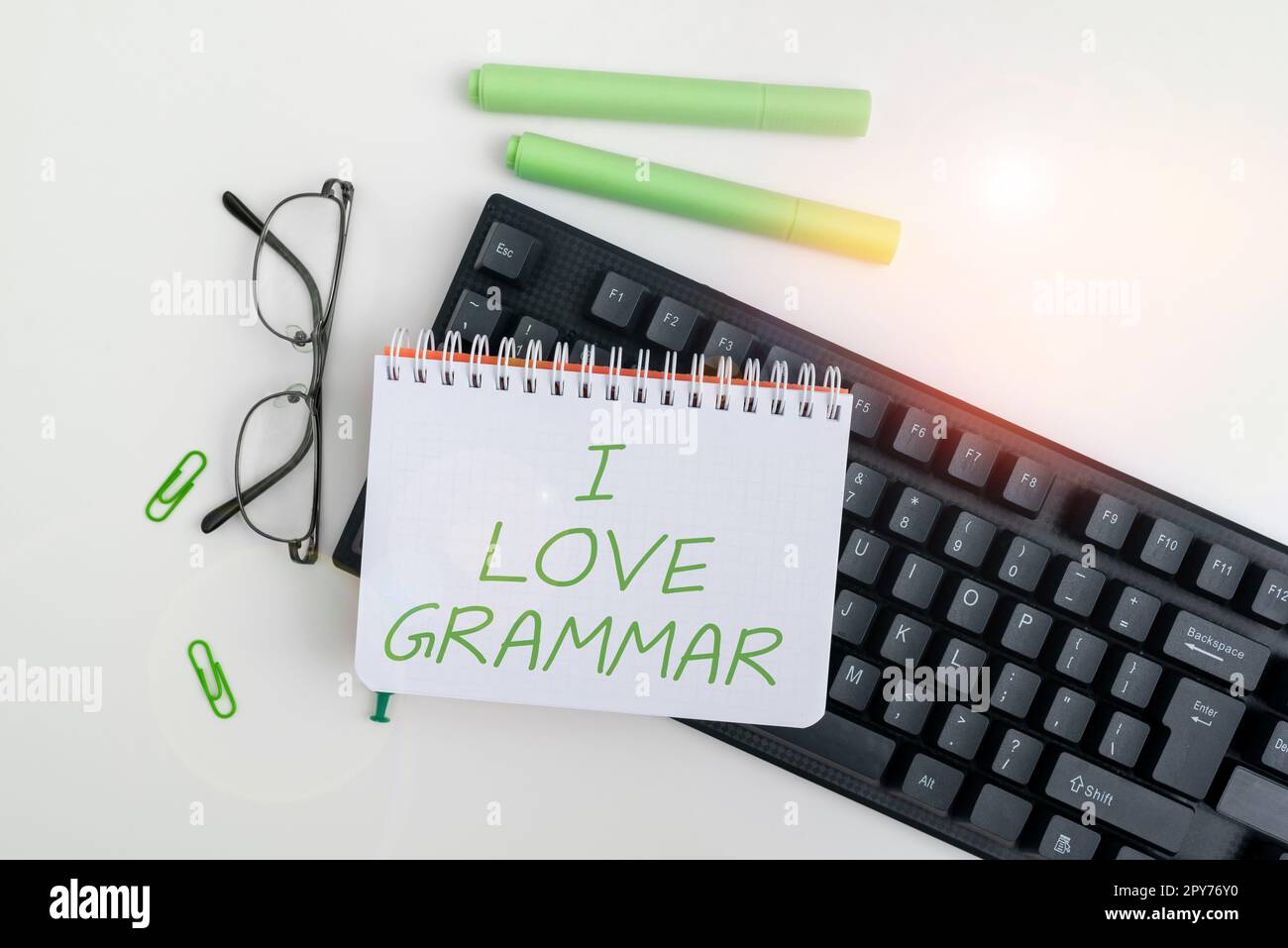 Inspiration mit dem Schild „I Love Grammar“. Ubersichtsarbeit über Bewunderungssystem und Sprachstruktur Stockfoto