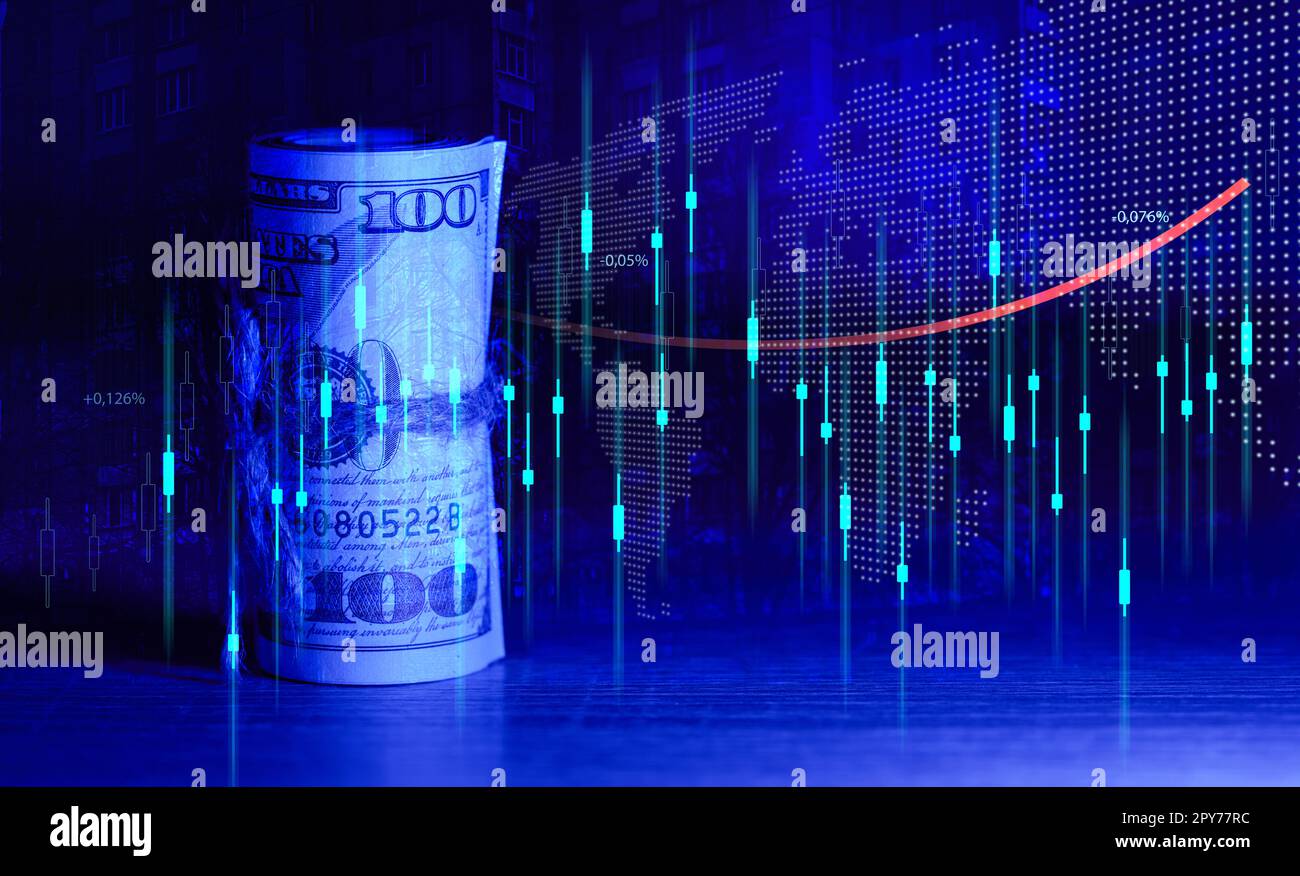 Rolle mit hundert Dollar Scheinen, gebunden mit einem Seil und einem Diagramm mit steigenden Zinsen. Konzept des Einkommenswachstums, hohe Marge, profitables Geschäft Stockfoto