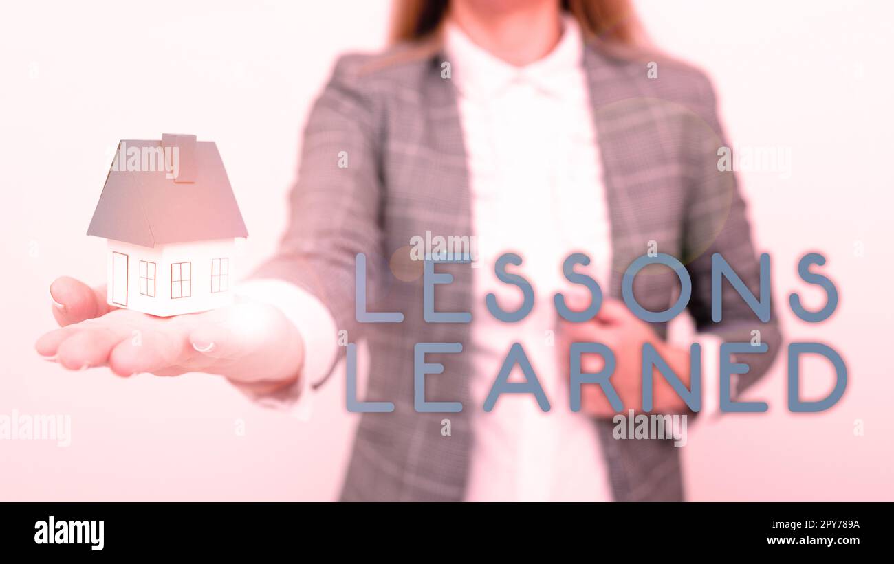 Inspiration mit Zeichen Lektionen Gelernte Lektionen. Wort für „fördern“, „Wissen, das aus Erfahrungen gewonnen wurde, weitergeben und nutzen“ Stockfoto