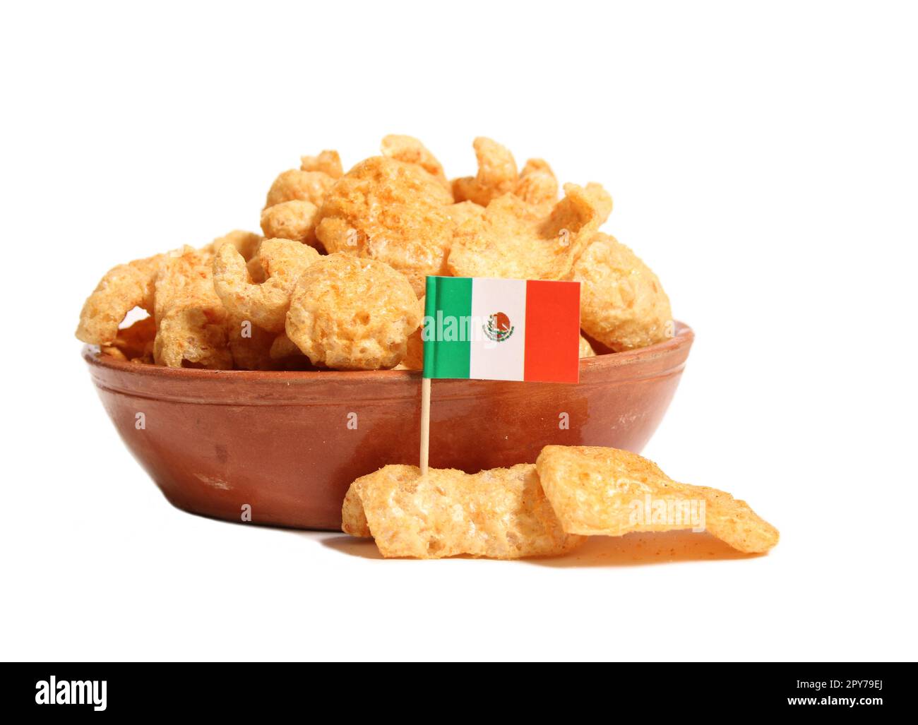Schale mit gebratenen Schweinsschalen mit Flagge Mexikos isoliert auf weißem Hintergrund Stockfoto