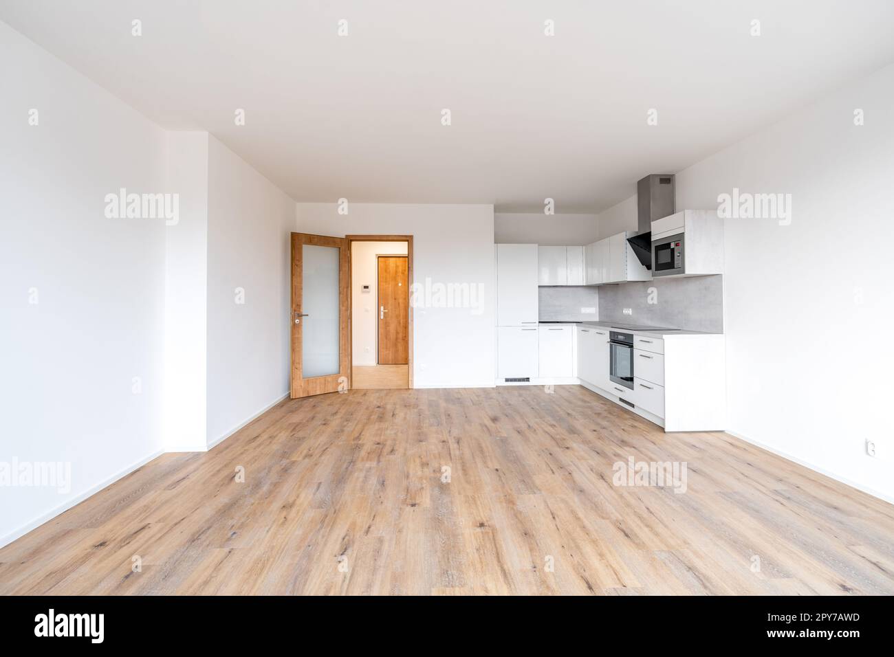 Neues leeres Zimmer mit Küche im Wohnhaus Stockfoto