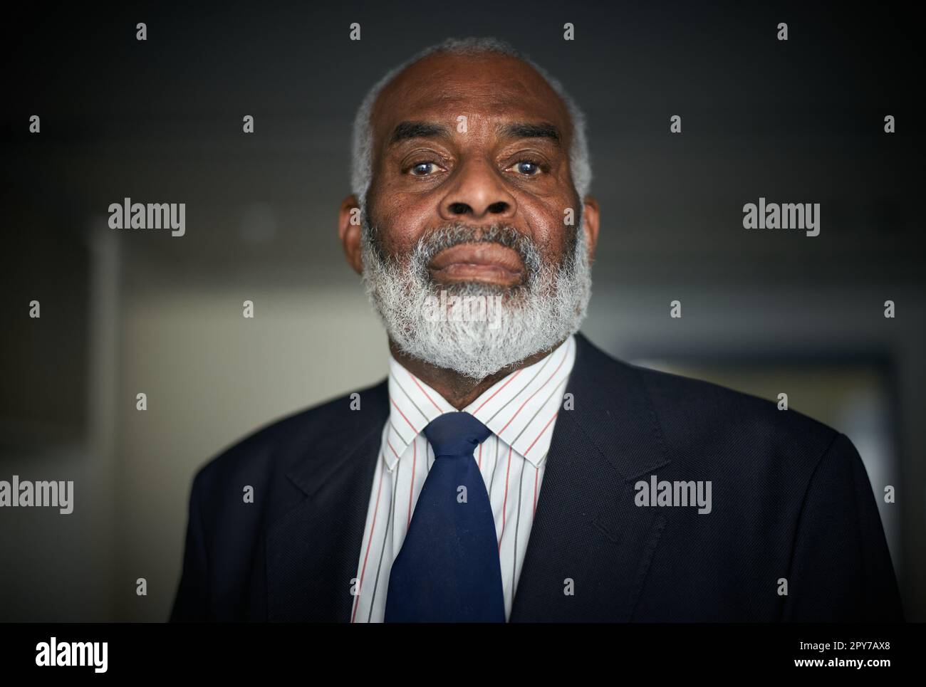 Portrait von Dr. Neville Lawrence vor dem 30. Jahrestag der Ermordung seines Sohnes, Justizministerium,102 Petty France, London, England, UK. Stockfoto