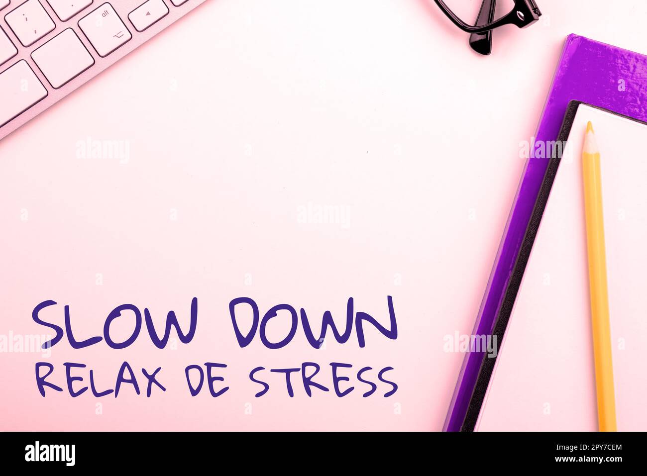 Schild mit der Anzeige Slow Down Relax De Stress. Geschäftsübersicht Pause Stress reduzieren Ruhe bewahren Stockfoto