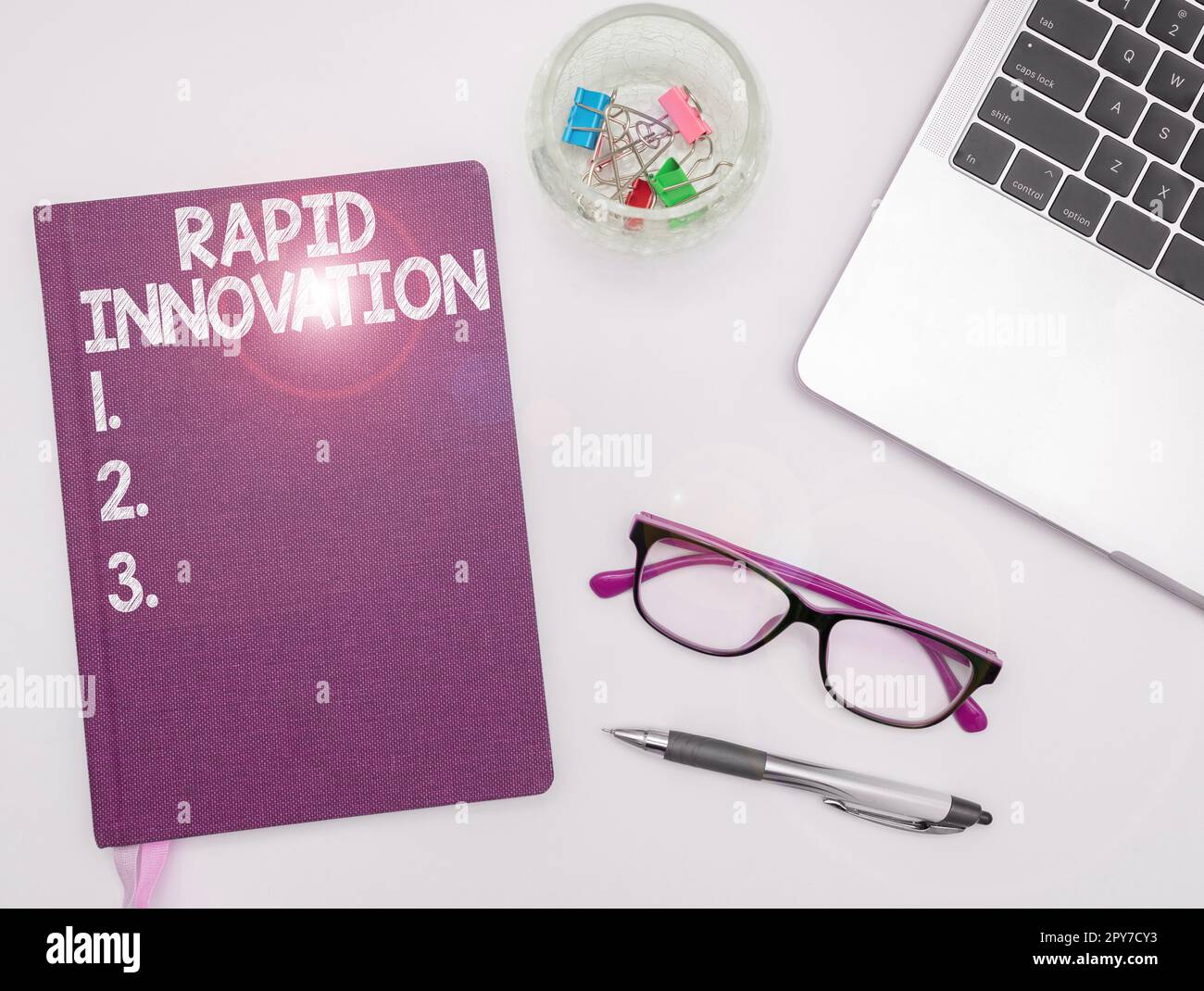 Handgeschriebenes Schild Rapid Innovation. Geschäftsidee, die charakteristisch für eine Website ist, die Suchmaschinenalgorithmen verwendet Stockfoto