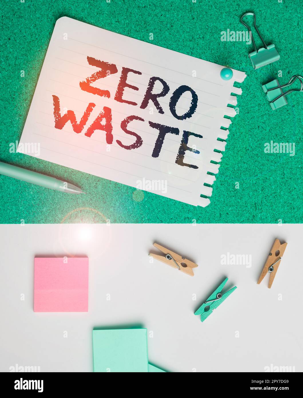 Schild mit der Aufschrift „Null Verschwendung“. Das Wort zur industriellen Verantwortung umfasst Kompostierung, Recycling und Wiederverwendung Stockfoto