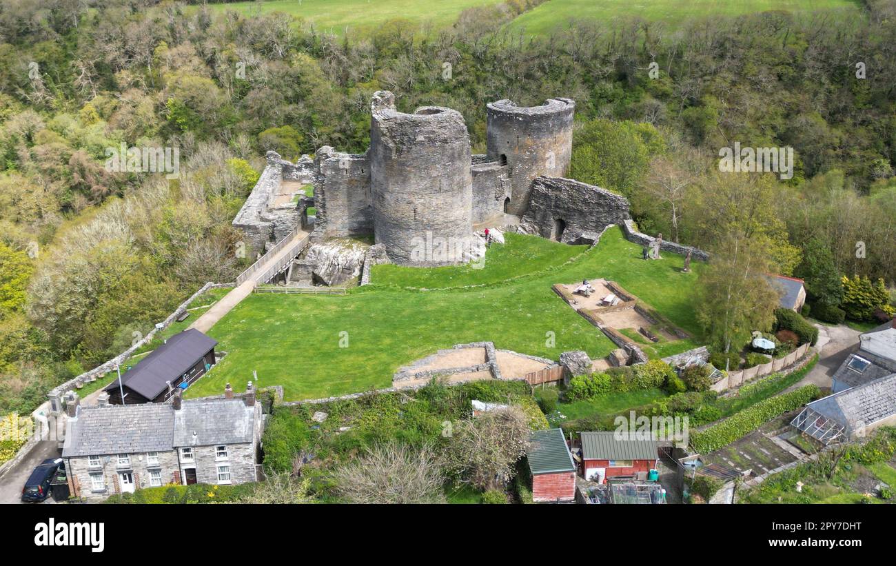 Blick aus der Vogelperspektive auf das Schloss Cilgerran in Wales, hoch oben auf einem felsigen Hügel, mit üppigem grünen Gras, Bäumen und Sträuchern im Vordergrund Stockfoto