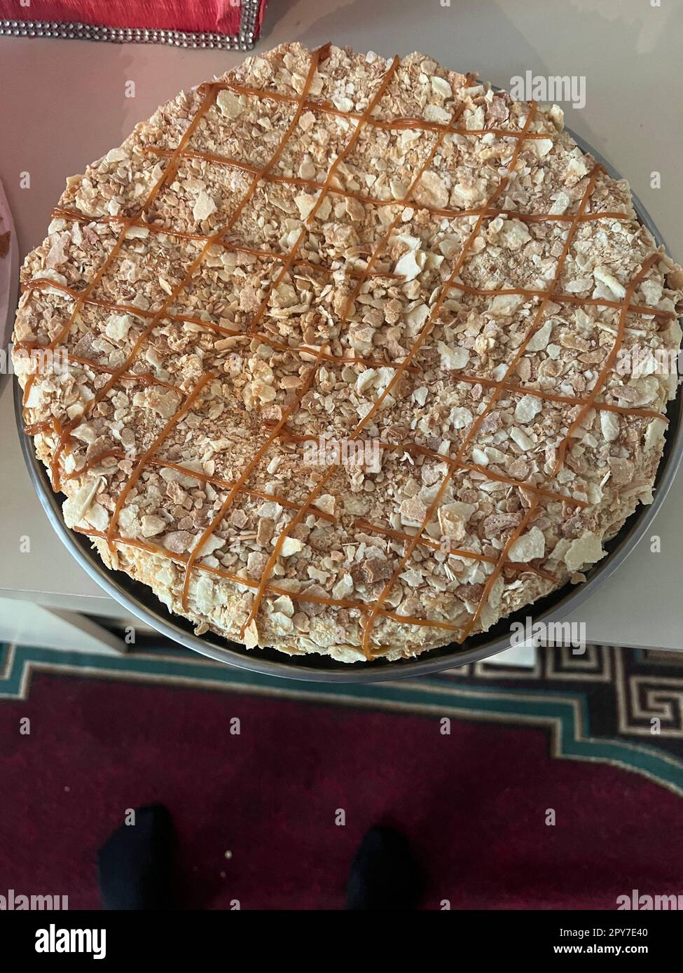 Kaffeekuchen auf dem Tisch im Café. Draufsicht Stockfoto