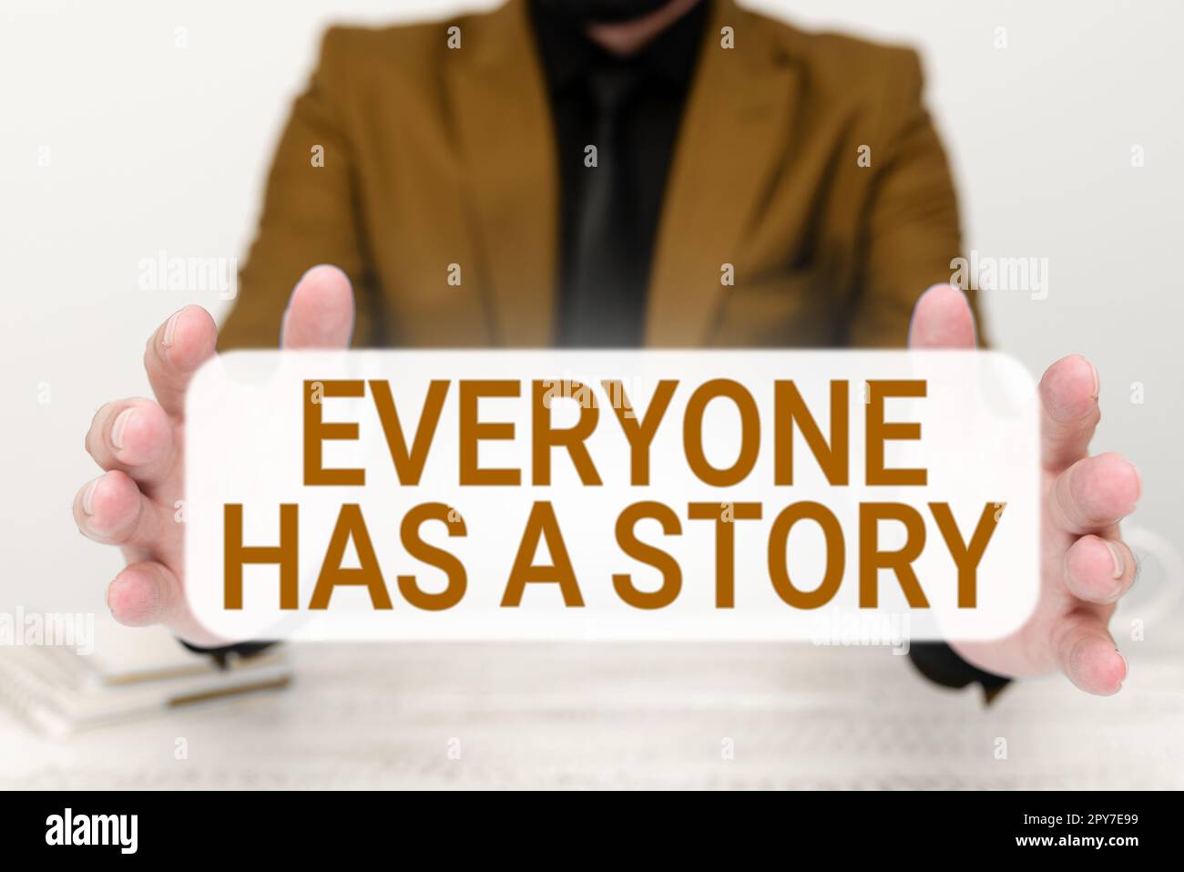 Schild mit der Aufschrift „jeder hat Eine Geschichte“. Konzeptfoto Hintergrundgeschichten erzählen Erinnerungen Stockfoto