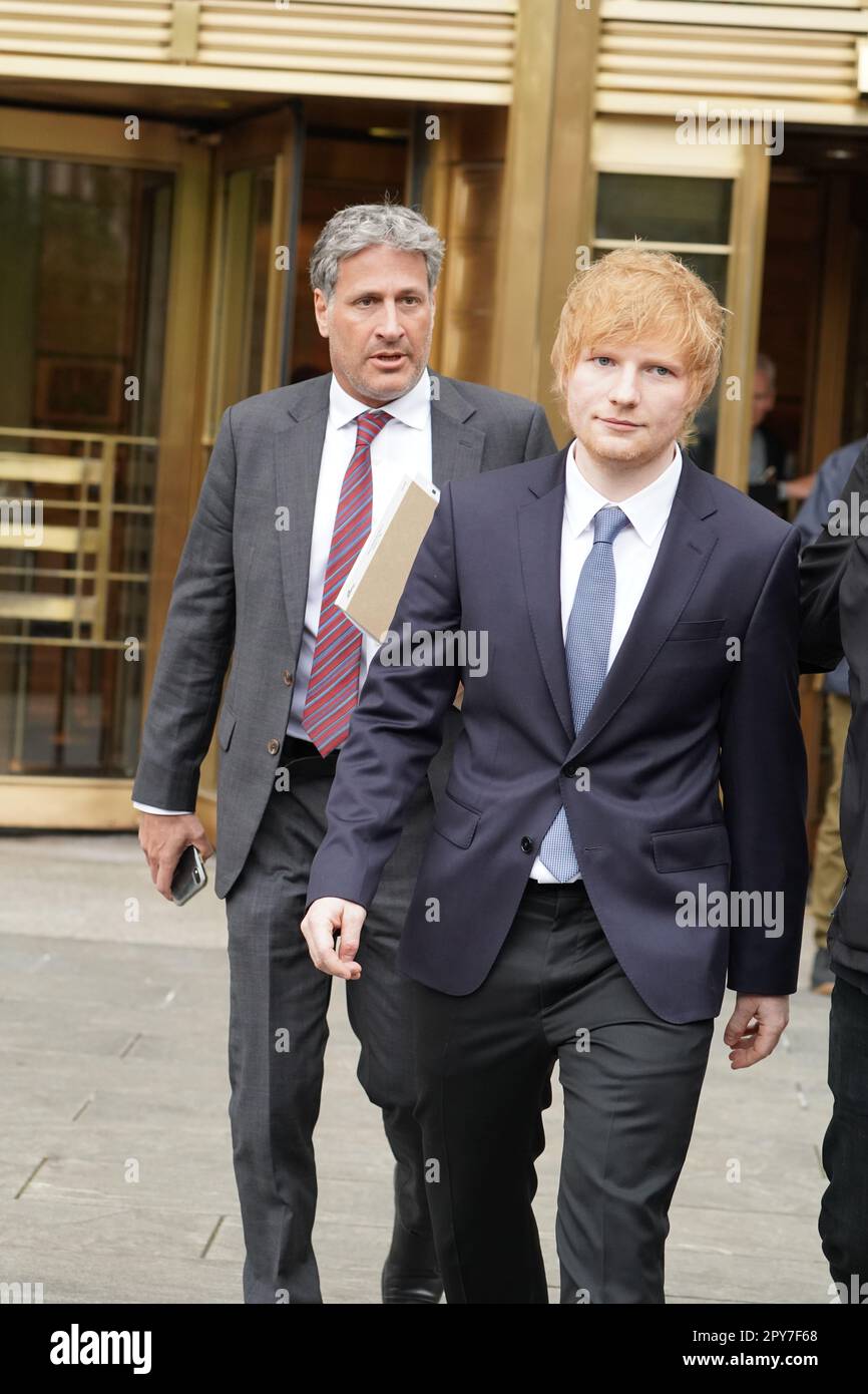 Ed Sheeran verlässt das Manhattan Federal Court mit seinen Anwälten , nachdem er zu seiner eigenen Verteidigung gegen Anschuldigungen von Marvin Gayes Nachlass wegen angeblicher Urheberrechtsverletzung ausgesagt hat. (Foto von Catherine Nance / SOPA Images/Sipa USA) Stockfoto