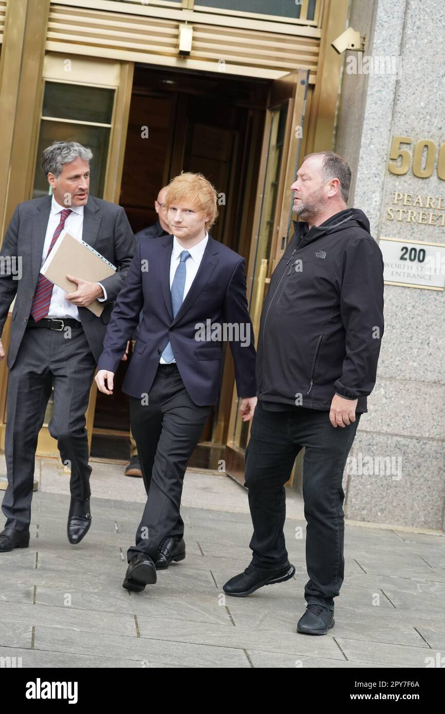 Ed Sheeran verlässt das Manhattan Federal Court mit seinen Anwälten , nachdem er zu seiner eigenen Verteidigung gegen Anschuldigungen von Marvin Gayes Nachlass wegen angeblicher Urheberrechtsverletzung ausgesagt hat. (Foto von Catherine Nance / SOPA Images/Sipa USA) Stockfoto