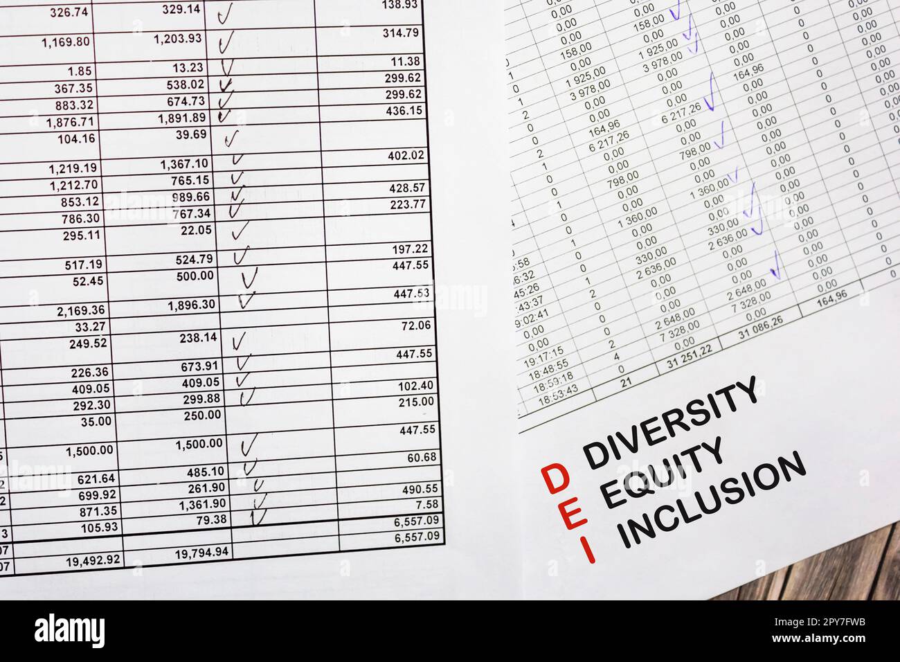 Vielfalt, Fairness, Einbeziehung des DEI-Symbols. Die Wörter DEI, Diversität, Fairness, Inklusion erscheinen auf Finanzdokumenten Stockfoto