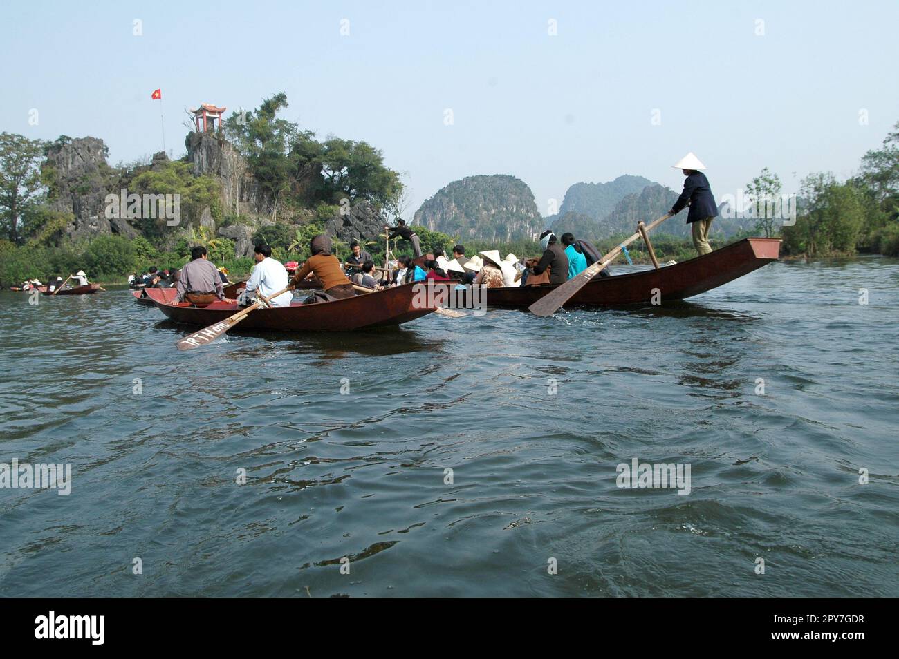 Boote auf dem Fluss zur Huong-Pagode, berühmtes Ziel in Ha Noi. 越南旅游, वियतनाम पर्यटन, 베트남 관광, ベトナム観光, ឌូលីច វៀតណាម Stockfoto
