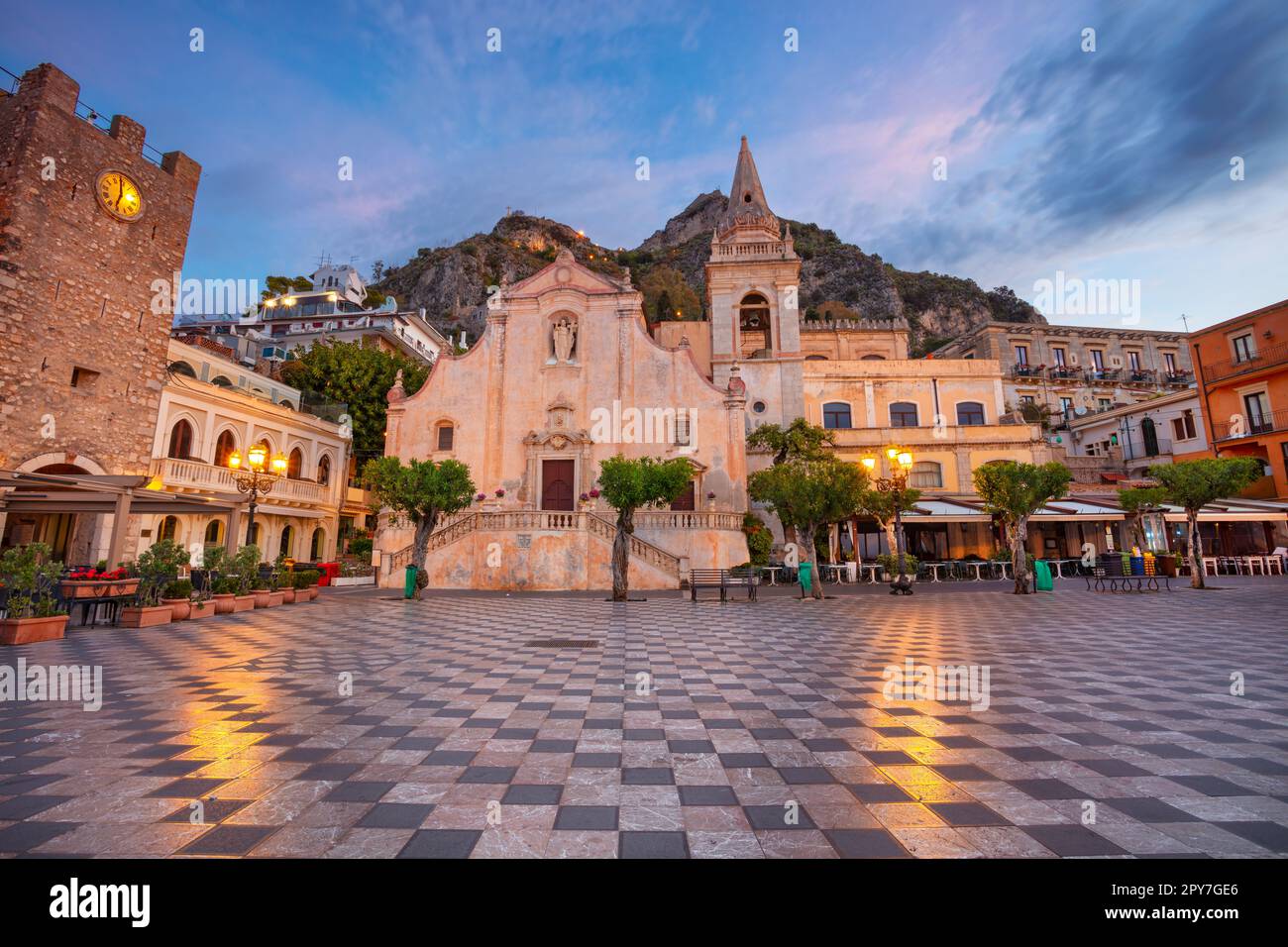 Taormina, Sizilien, Italien. Stadtbild der malerischen Stadt Taormina, Sizilien mit Hauptplatz Piazza IX Aprile und Kirche San Giuseppe bei Sonnenaufgang. Stockfoto