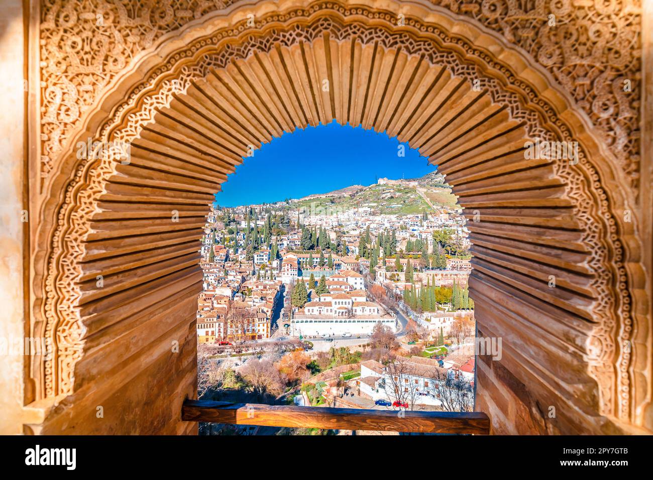 Blick auf das antike Albayzin-Viertel von Granada durch das Steinfenster der Alhambra Stockfoto