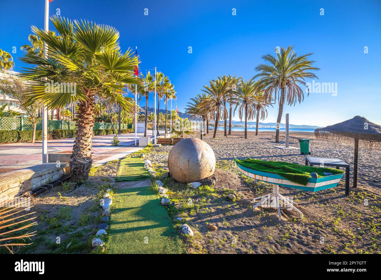 Puerto Banus in der Nähe von Marbella mit idyllischem Blick auf den Sandstrand Stockfoto