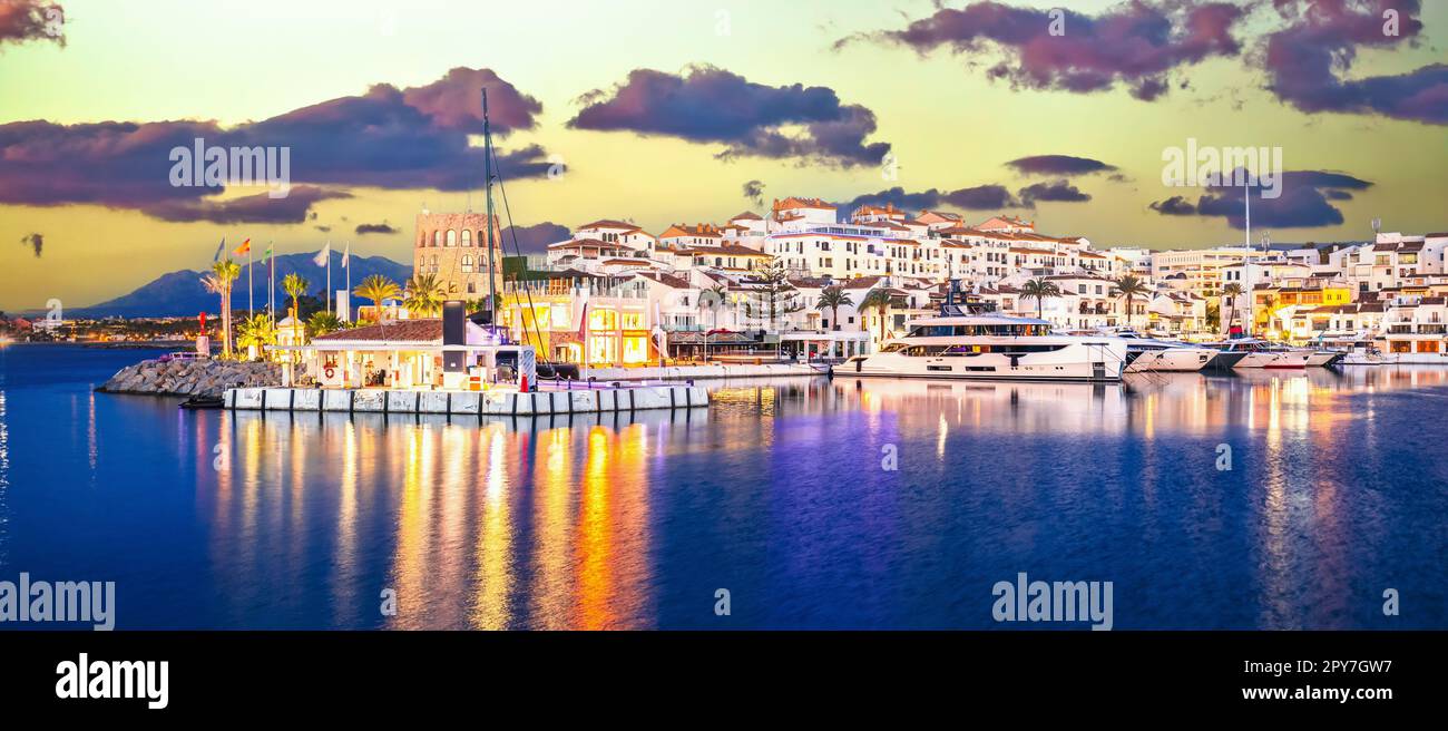 Das berühmte Puerto Banus in der Nähe der Marbella Dämmerung mit Panoramablick Stockfoto