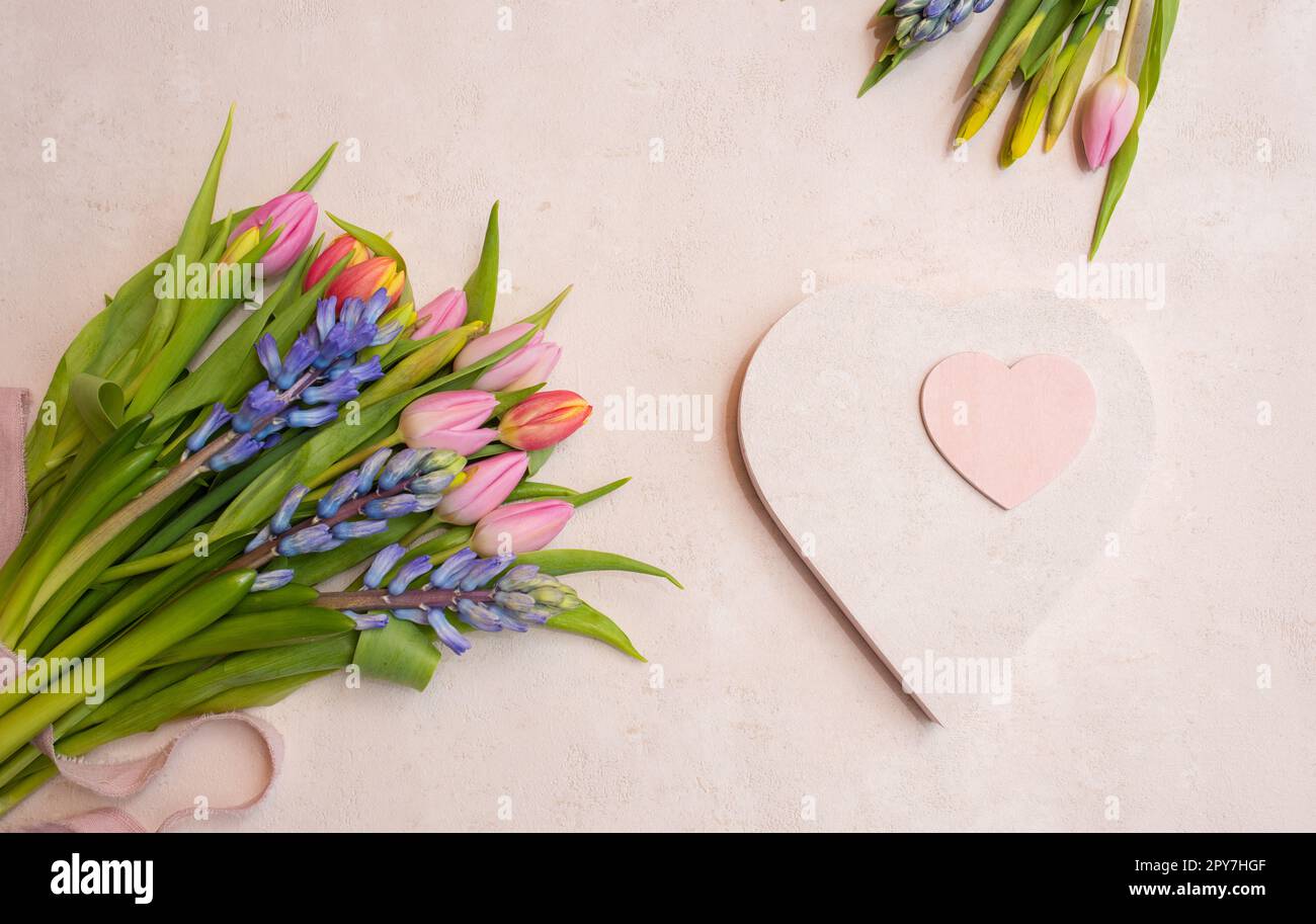 Arrangement mit bunten Frühlingsblumen Stockfoto