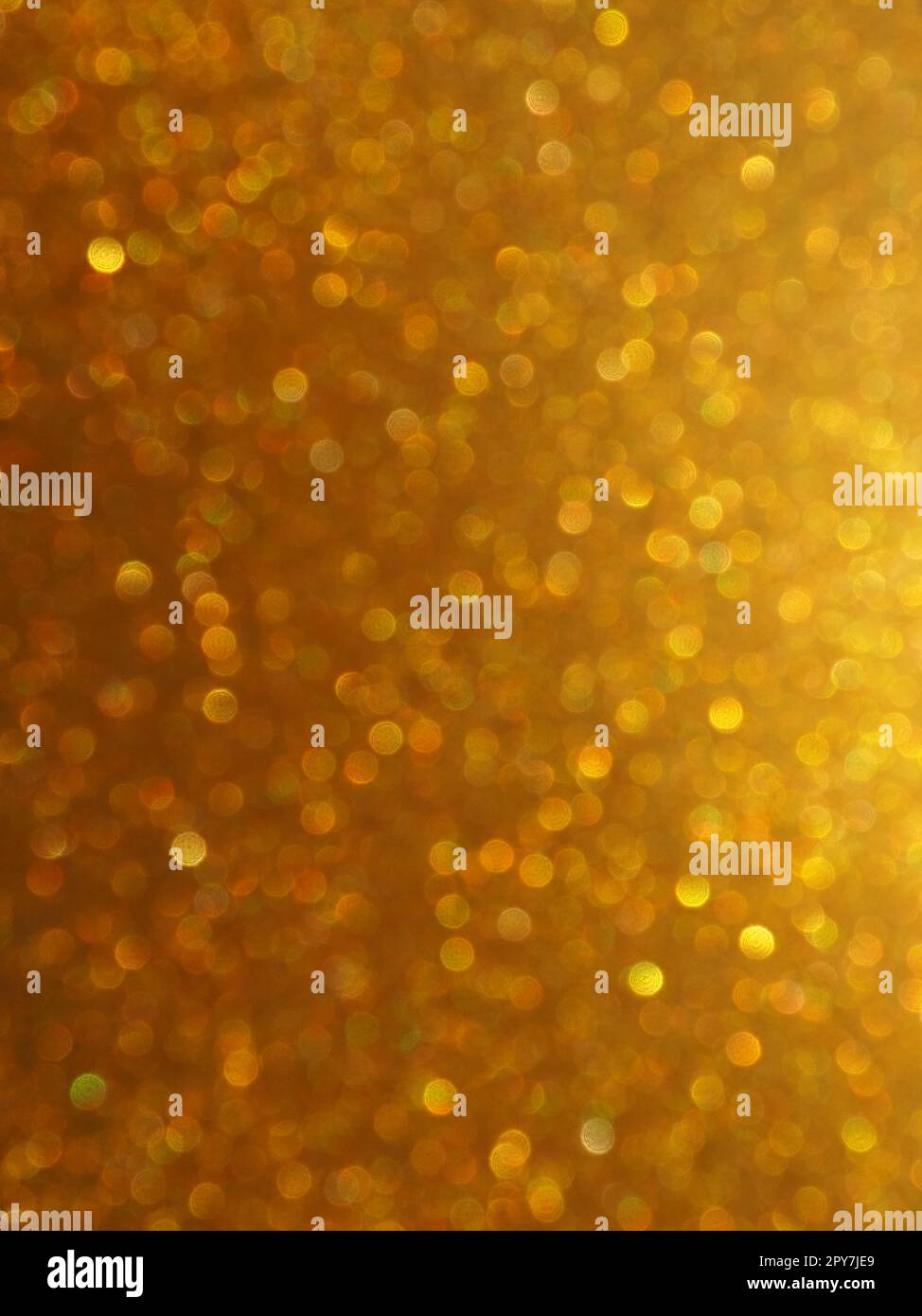 Bokeh-Licht aus Gold glitzert. Goldener, glitzernder Hintergrund. Glitzerndes Geschenkpapier mit Pailletten und Glitzern. Festliches goldenes Bokeh und Glitzer. Wunderschöner Hintergrund. Stockfoto