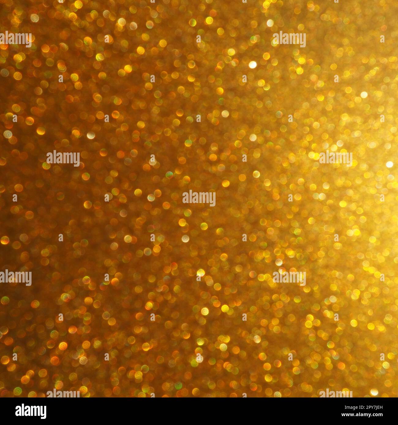 Bokeh-Licht aus Gold glitzert. Goldener, glitzernder Hintergrund. Glitzerndes Geschenkpapier mit Pailletten und Glitzern. Festliches goldenes Bokeh und Glitzer. Wunderschöner Hintergrund. Stockfoto