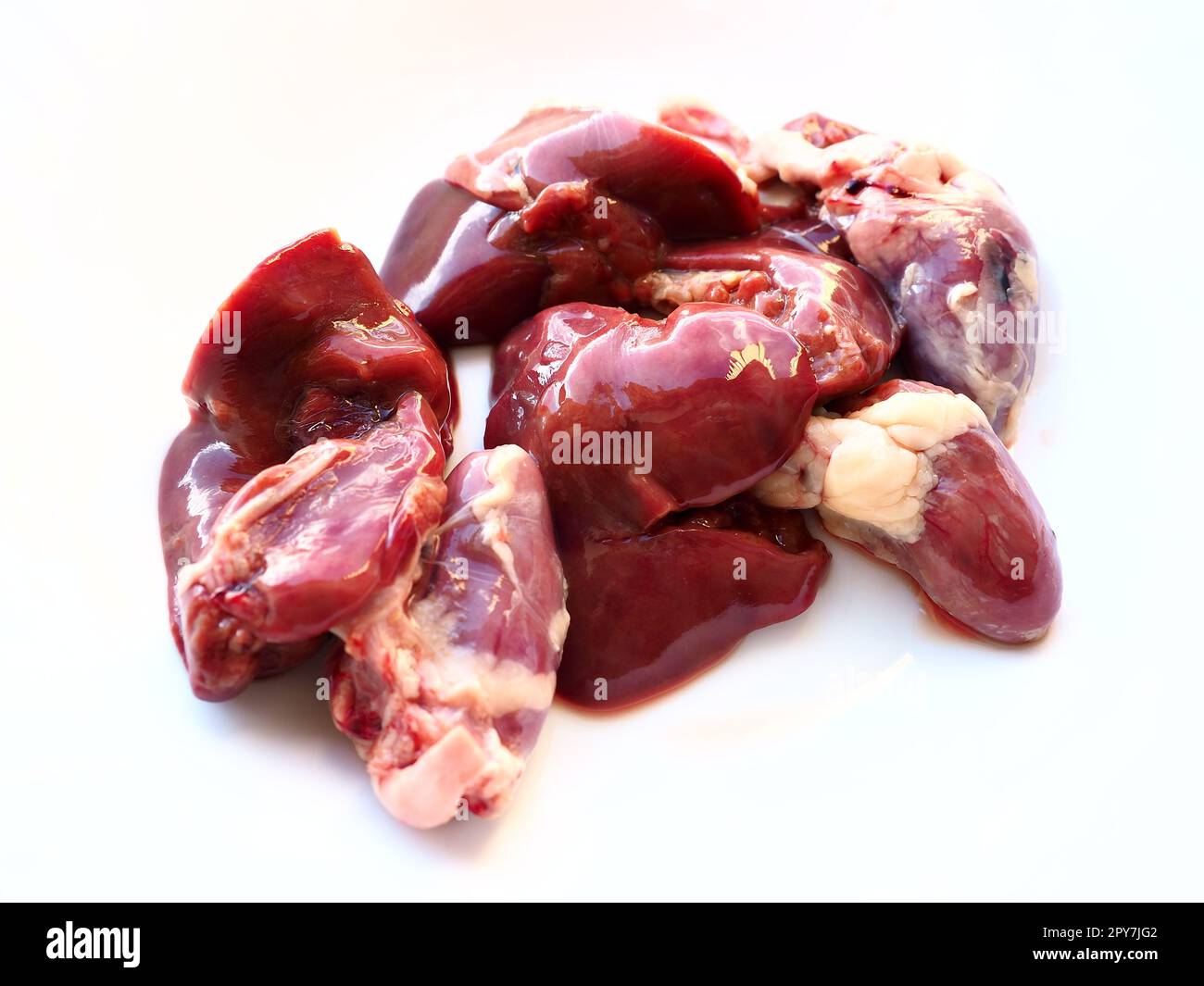 Rohe Hühnerleber, Nieren und Herz. Eingeweide und Schlachtnebenerzeugnisse von Geflügel, zubereitet zum Kochen Eine eisenhaltige Diät gegen Anämie. Fleisch auf weißem Hintergrund Stockfoto