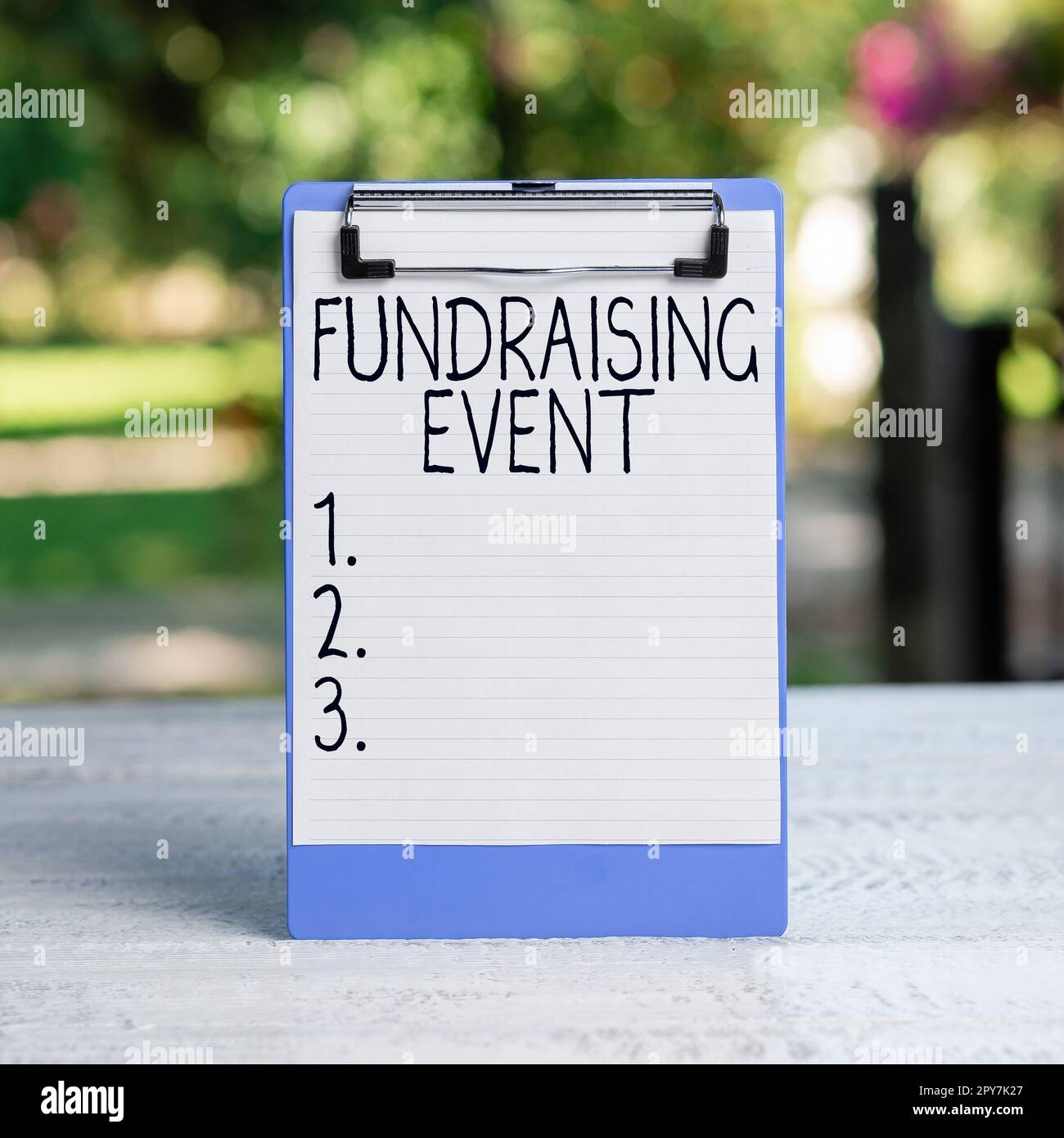 Inspiration mit dem Zeichen „Fundraising“-Event. Konzeptionelle Fotokampagne, deren Zweck es ist, Geld für eine Sache zu sammeln Stockfoto