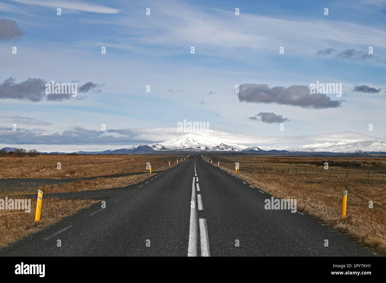 Straße mit Blick auf schneebedeckte Berge im Süden von Island. Stockfoto