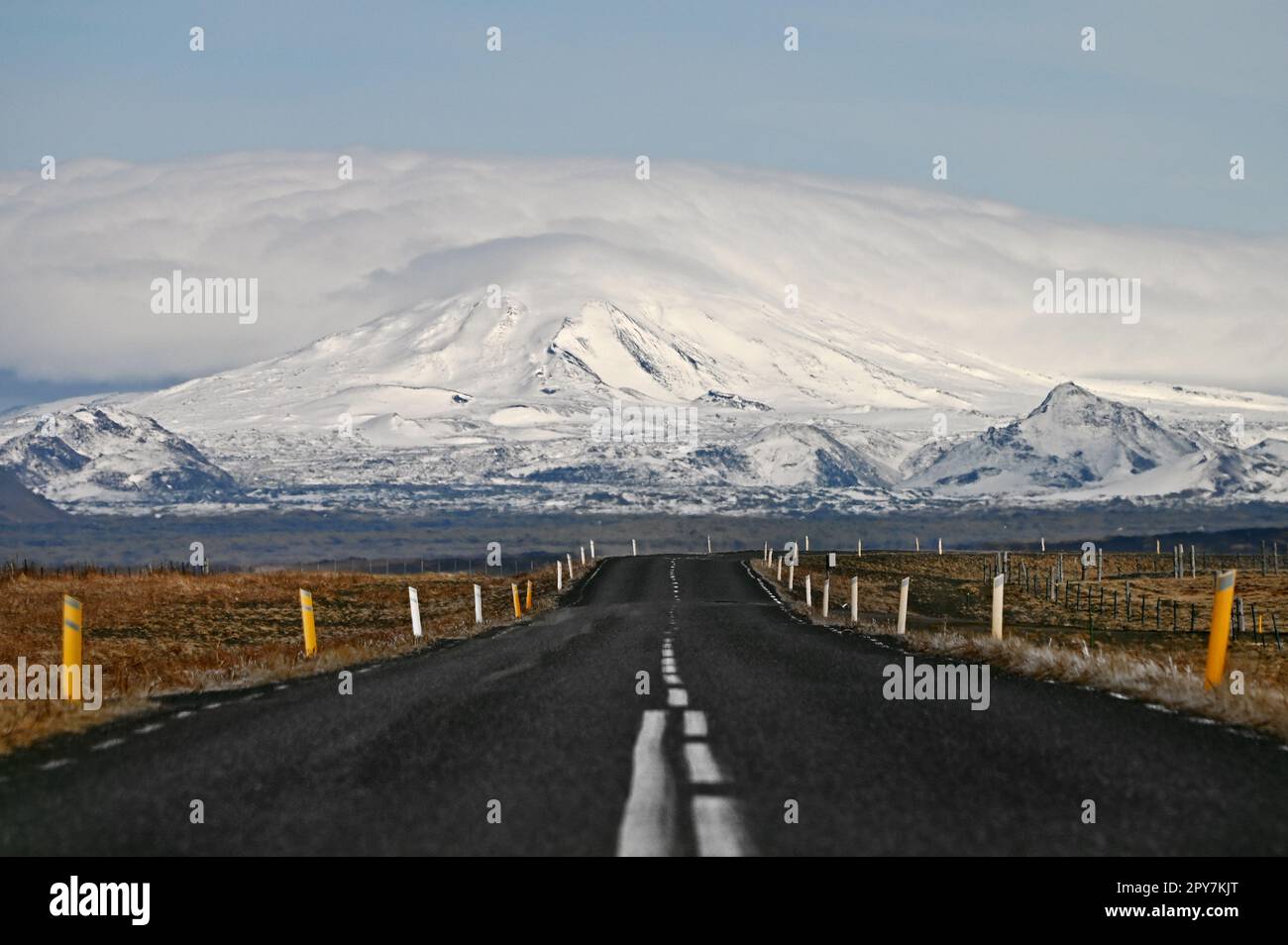 Straße mit Blick auf schneebedeckte Berge im Süden von Island. Stockfoto