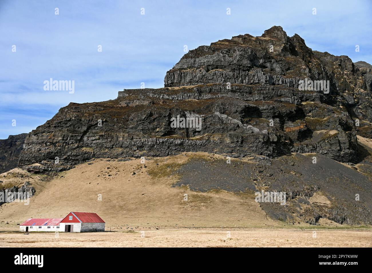 Einsamer Bauernhof an der Ringstraße Nr. 1 im Süden von Island. Stockfoto