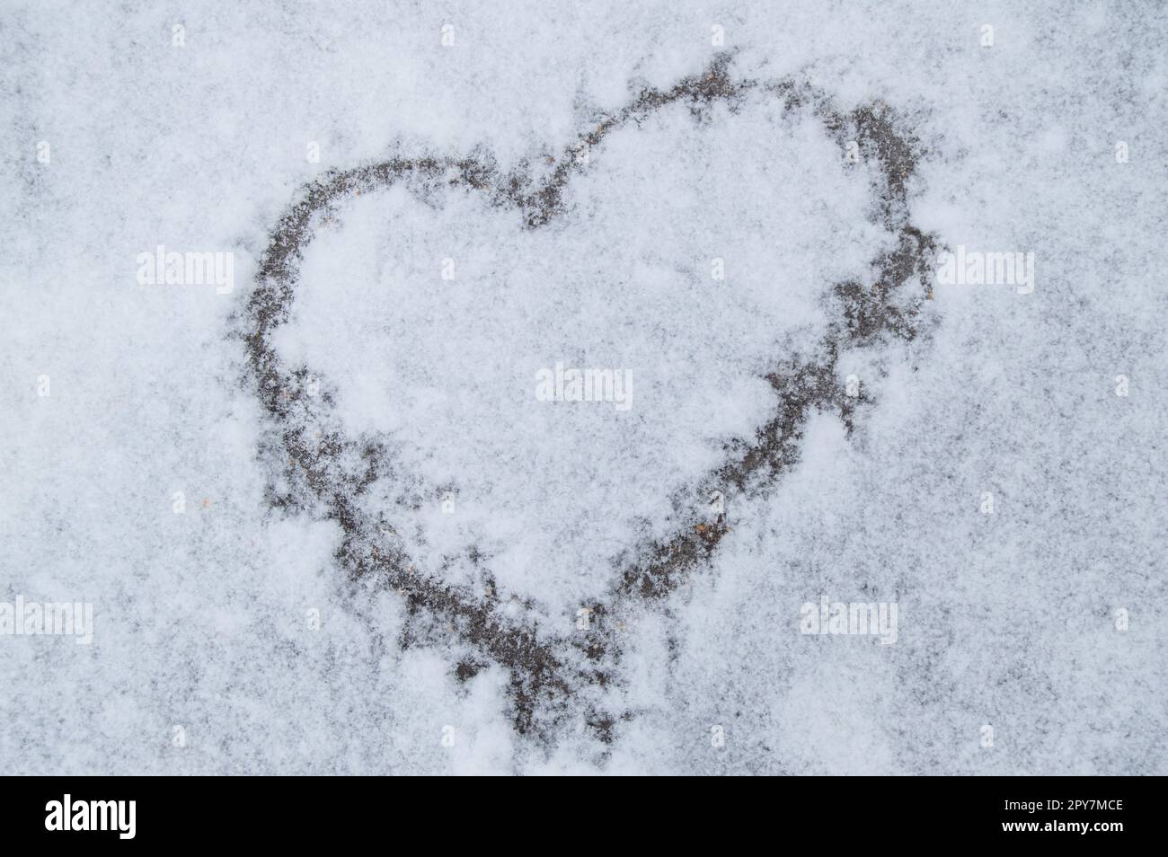 Herz-Muster auf frischem Schnee Textur Hintergrund, Valentinstag, Weihnachten Stockfoto