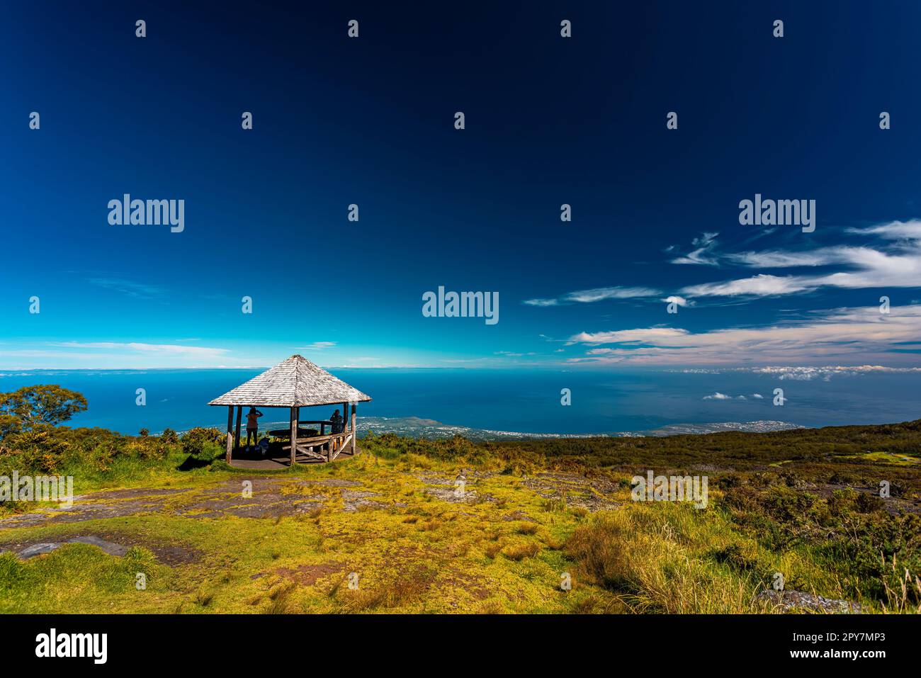 Sehr beliebter hölzerner Kiosk auf den Höhen von Maido, mit Touristen, die Fotos vom Panorama machen Stockfoto