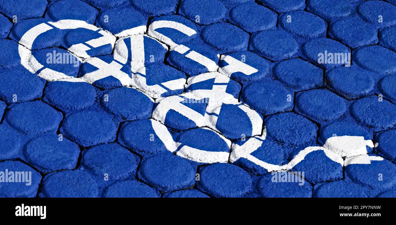 Straßenmarkierung für das Aufladen von Elektrofahrrädern. Panoramabild. Stockfoto