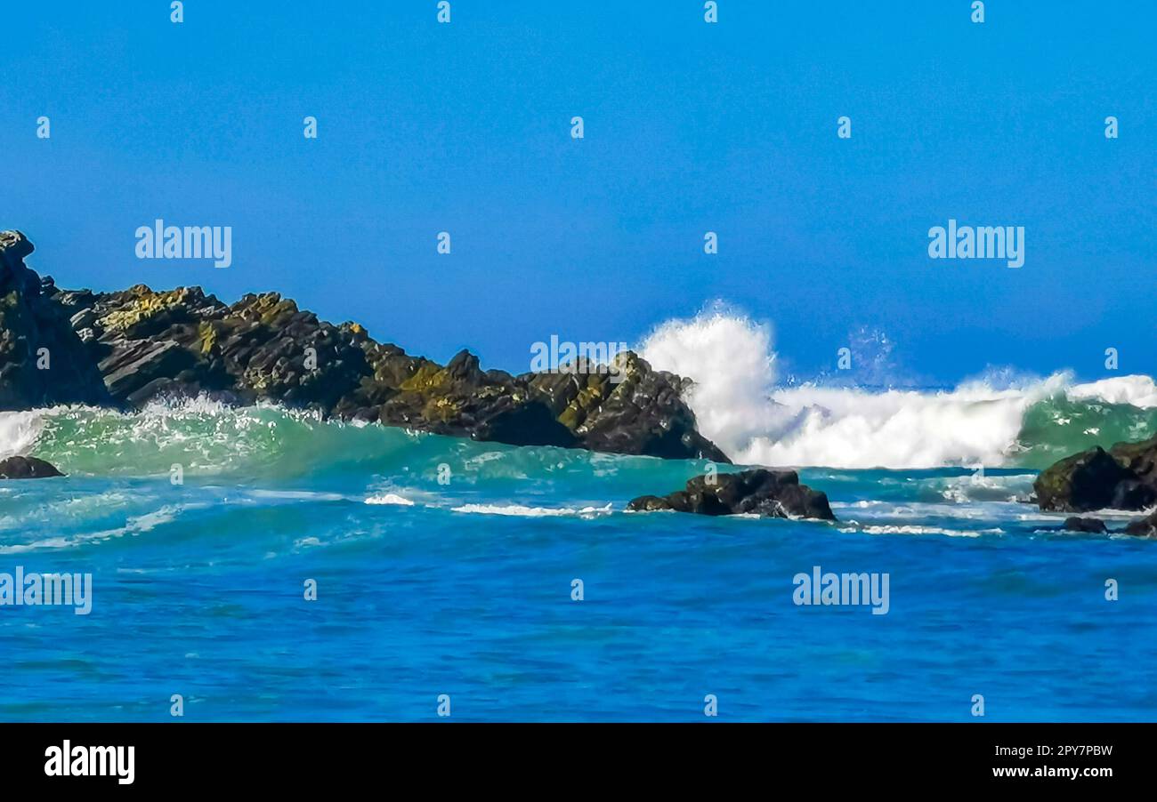 Extrem riesiger Strand mit großen Surferwellen La Punta Zicatela Mexiko. Stockfoto
