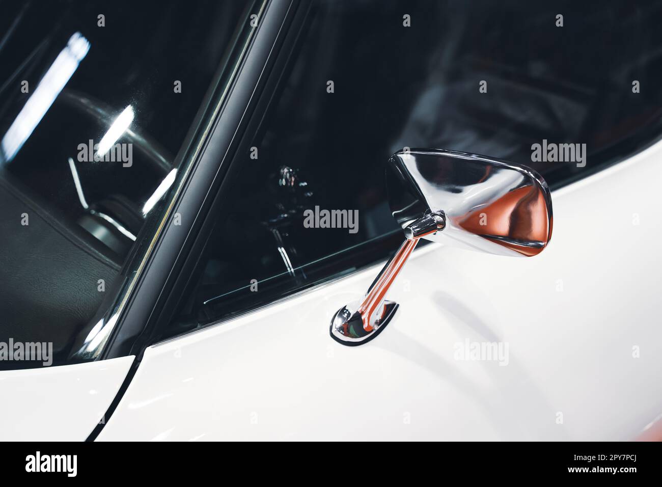 verchromter Rückspiegel auf weißem Auto mit klassischem Design Stockfoto
