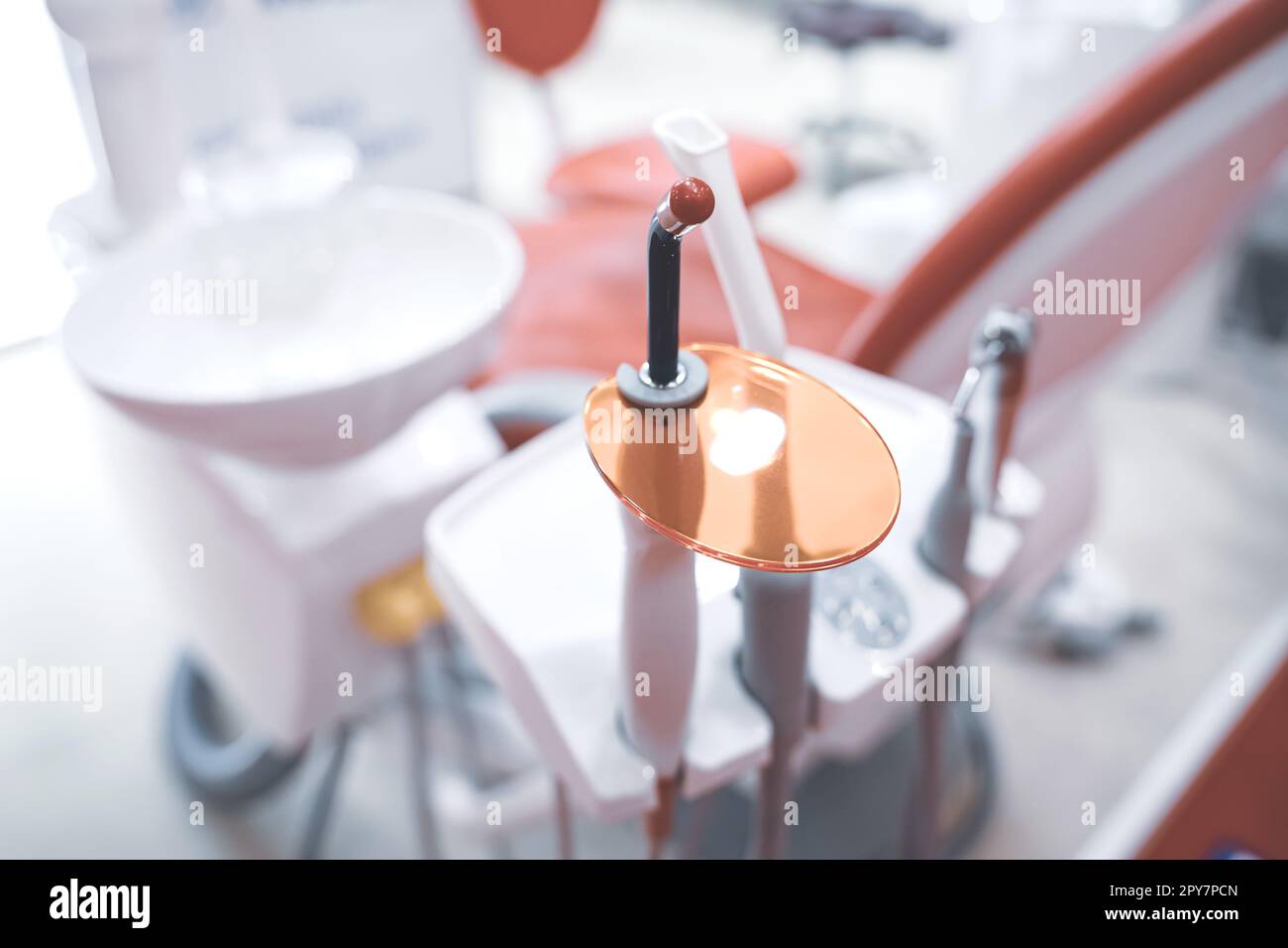 Nahaufnahme der zahnärztlichen Füllungspolymerisation der Ultraviolettlampe in der Stuhlnähe in der zahnärztlichen Praxis Stockfoto