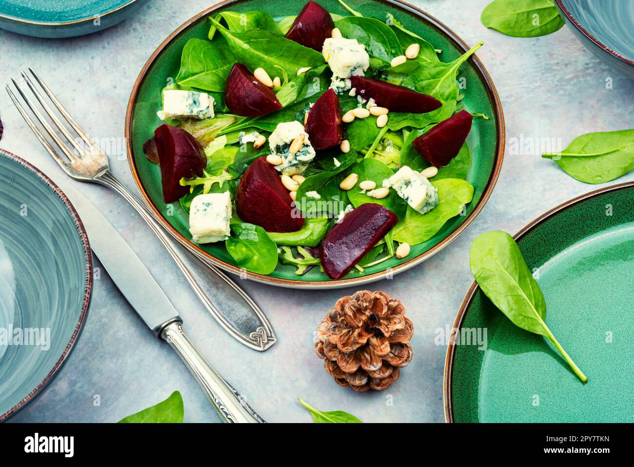 Vitaminsalat mit Rüben und Grün, Platz für Text Stockfoto