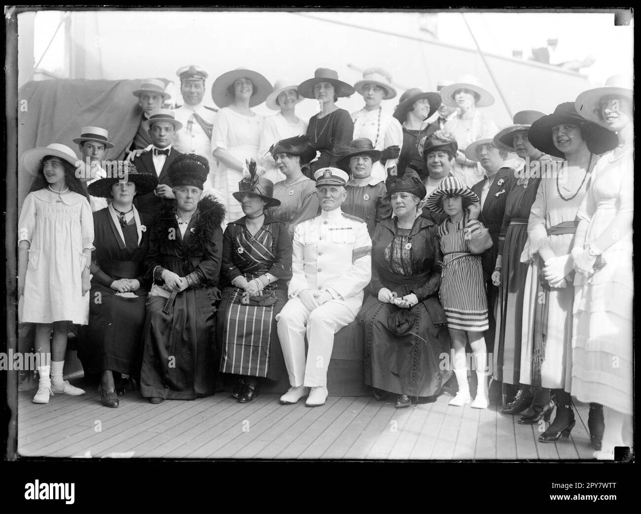 Empfang an Admiral William Caperton (Zentrum) während seiner Ankunft im Hafen von Montevideo im Jahr 1917. Stockfoto