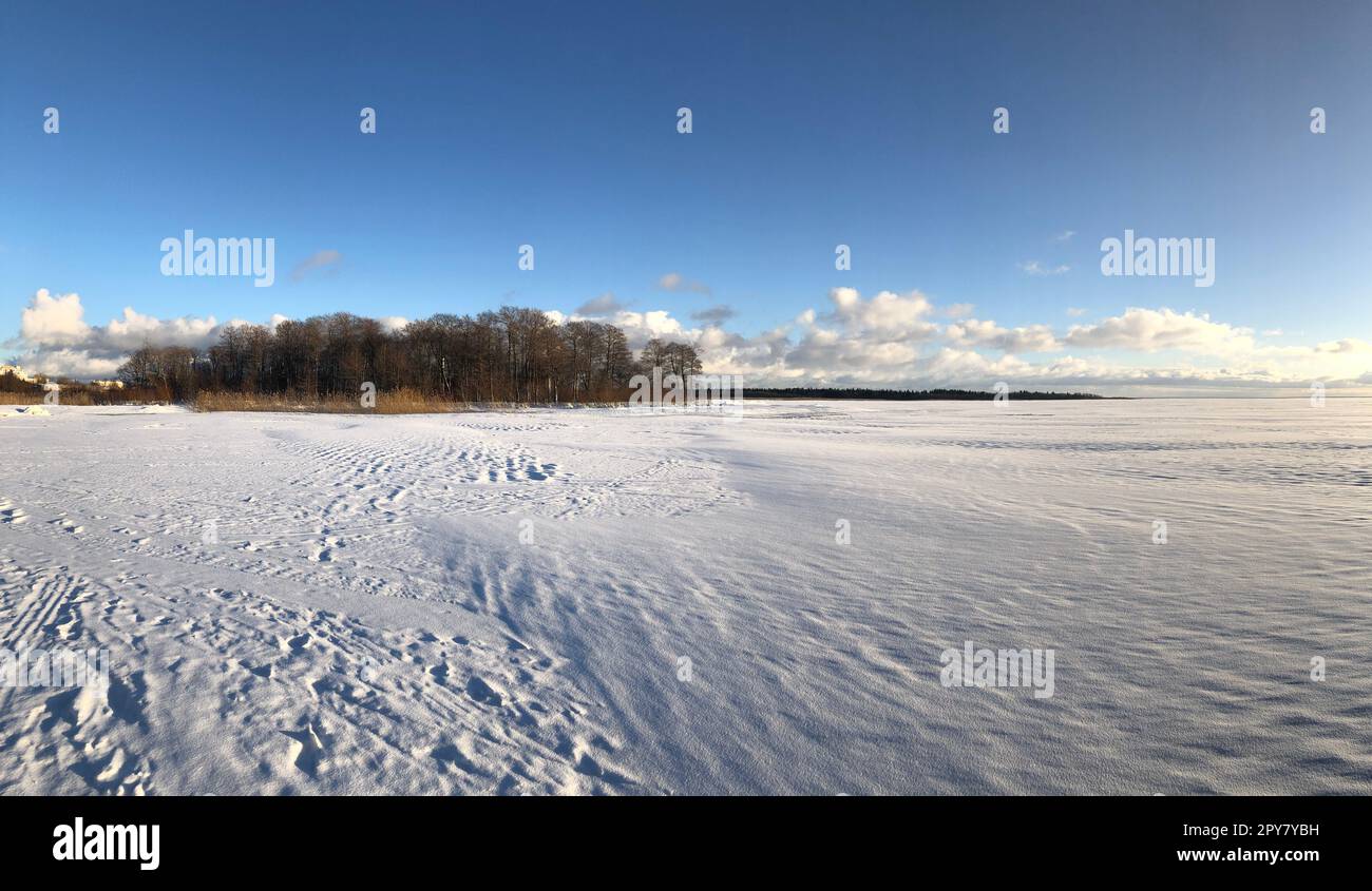 Panorama gefrorener weißer See Stockfoto