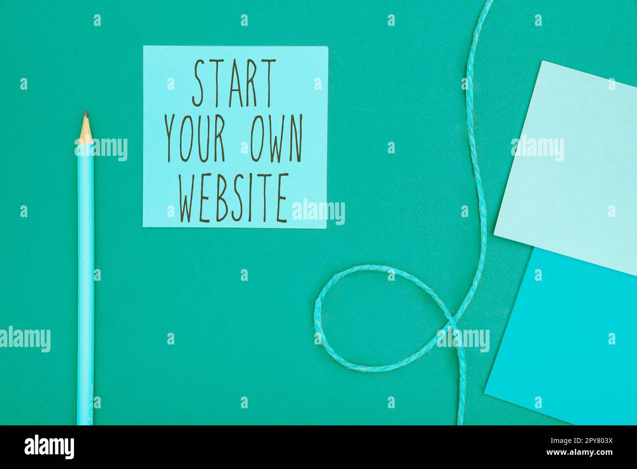 Handgeschriebenes Schild „eigene Website starten“. Internetkonzept dient als Erweiterung einer Visitenkarte eine persönliche Website Stockfoto