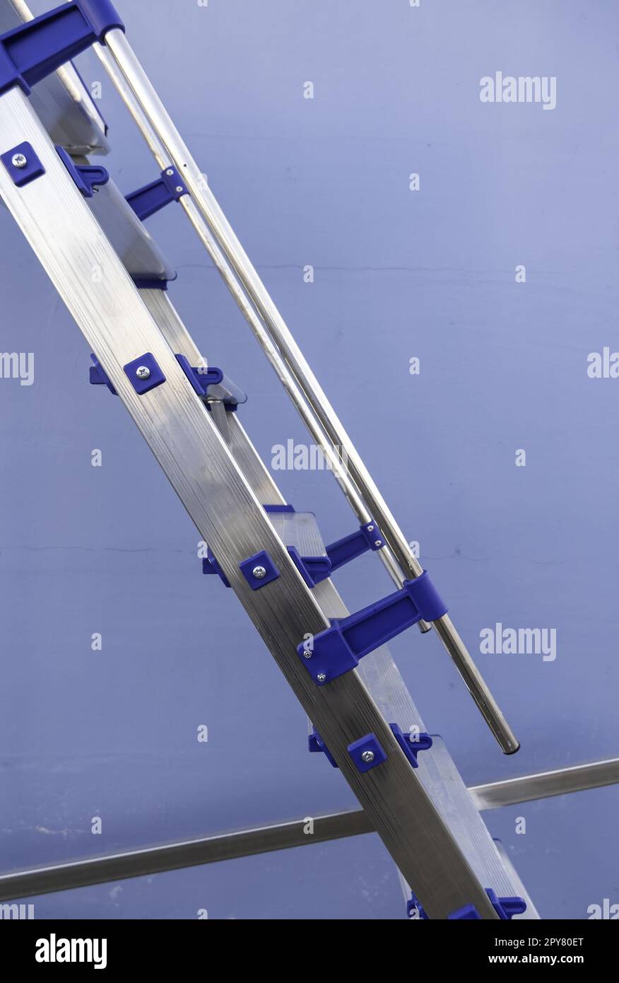 Aluminiumleiter für die Arbeit Stockfoto