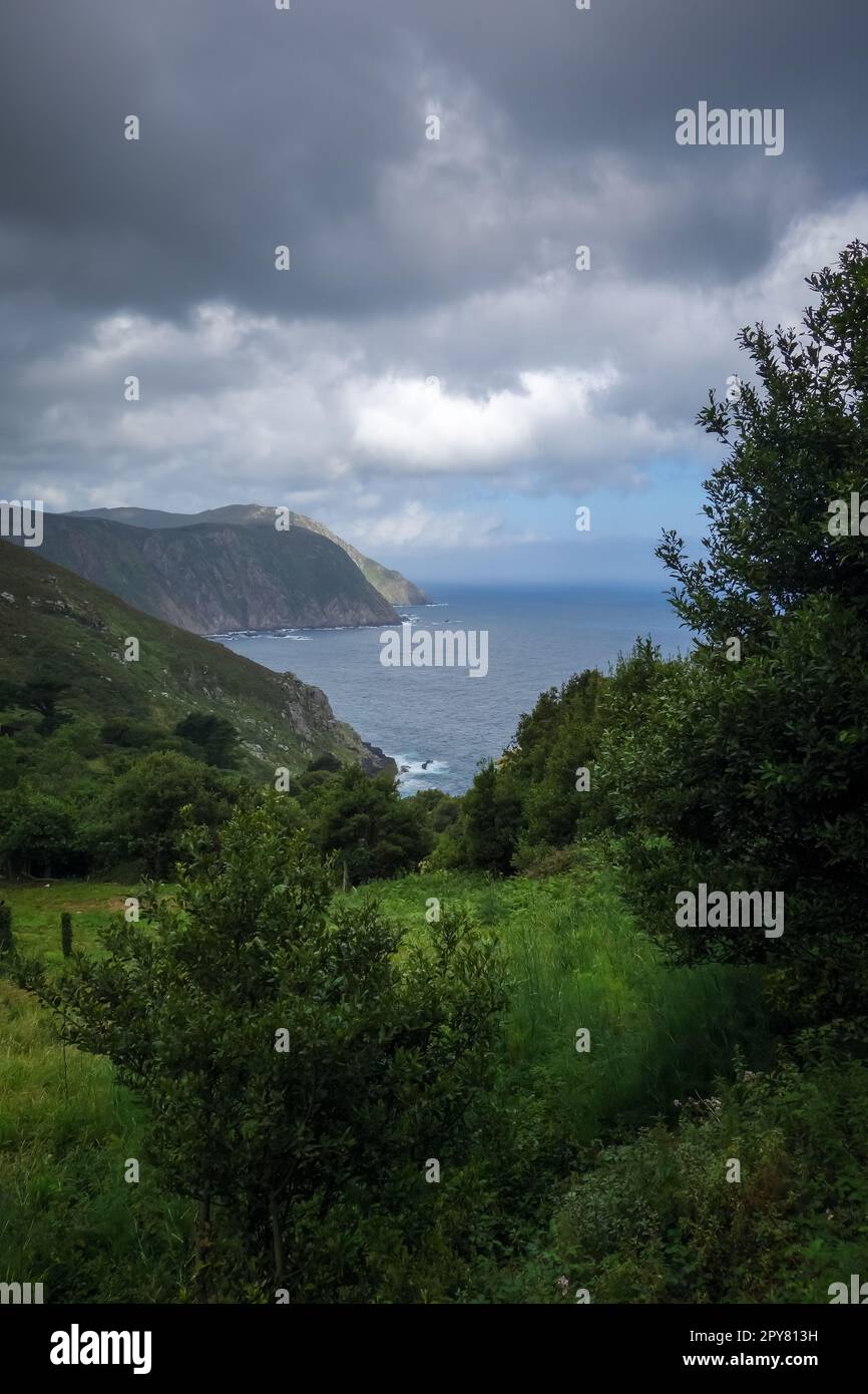 Blick auf das Meer und die Klippen in Galicien, Spanien Stockfoto