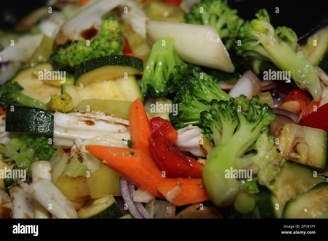 Wok-Gemüse, kohlenhydratarm, Brokkoli, Karotten, frisch, Sojasauce, Wok, Leichtes Essen Stockfoto