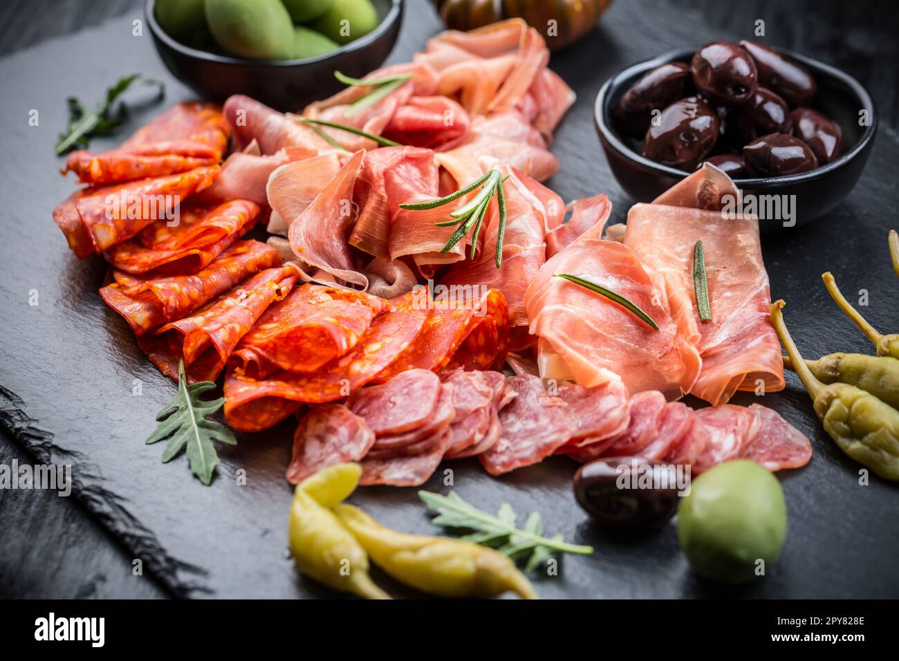 Wurstplatte mit Prosciutto-Schinken, Salami, Oliven und Tapas Stockfoto
