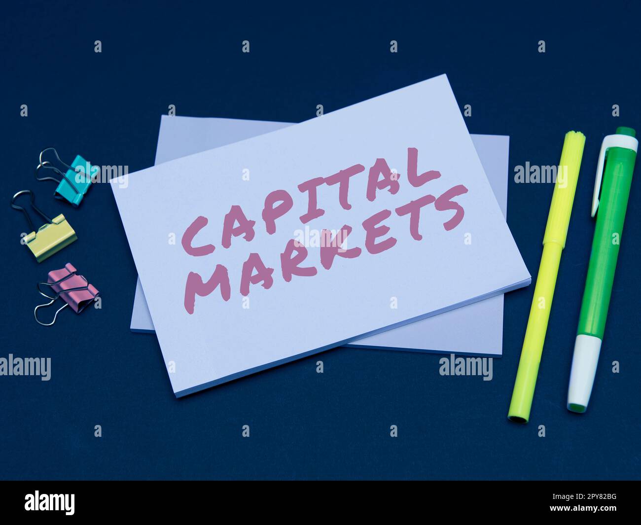 Schild mit Kapitalmärkten. Das Wort für ermöglicht es Unternehmen, durch die Bereitstellung von Marktsicherheit Mittel zu beschaffen Stockfoto