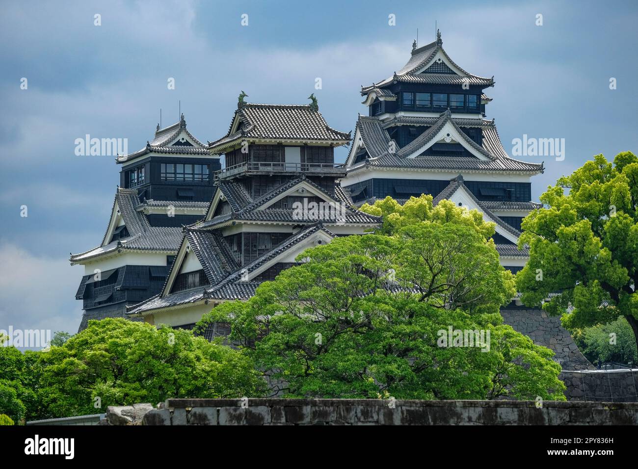 Kumamoto, Japan - 26. April 2023: Blick auf die Burg Kumamoto auf der Insel Kyushu in Japan. Stockfoto