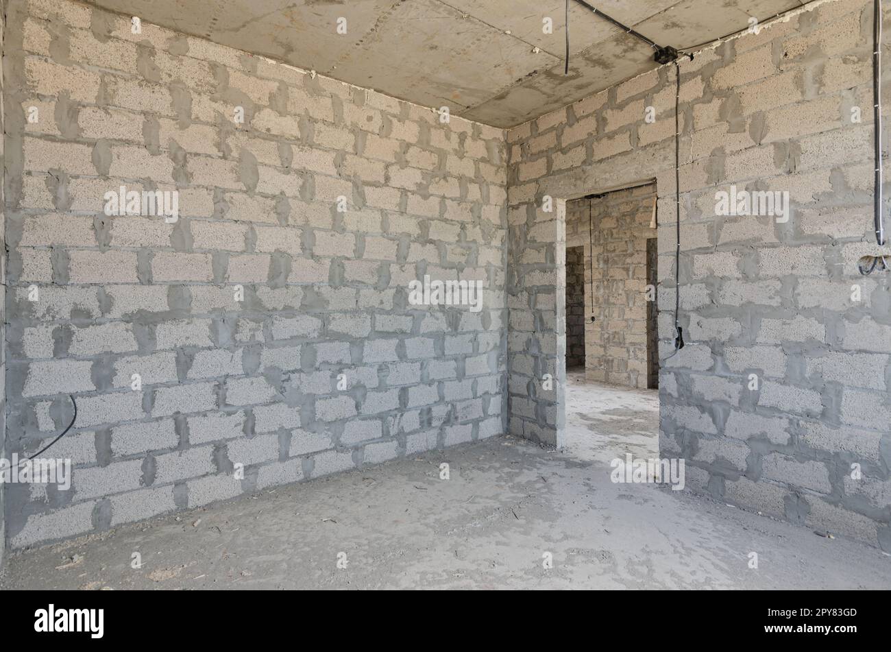 Bau eines einzelnen Wohngebäudes, Innenabtrennungen bestehen aus Betonbausteinen aus geschäumtem Ton Stockfoto