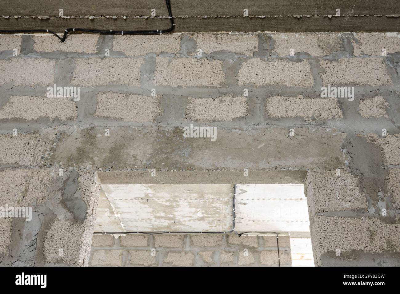 Stahlbetonlintel über der Tür Stockfoto