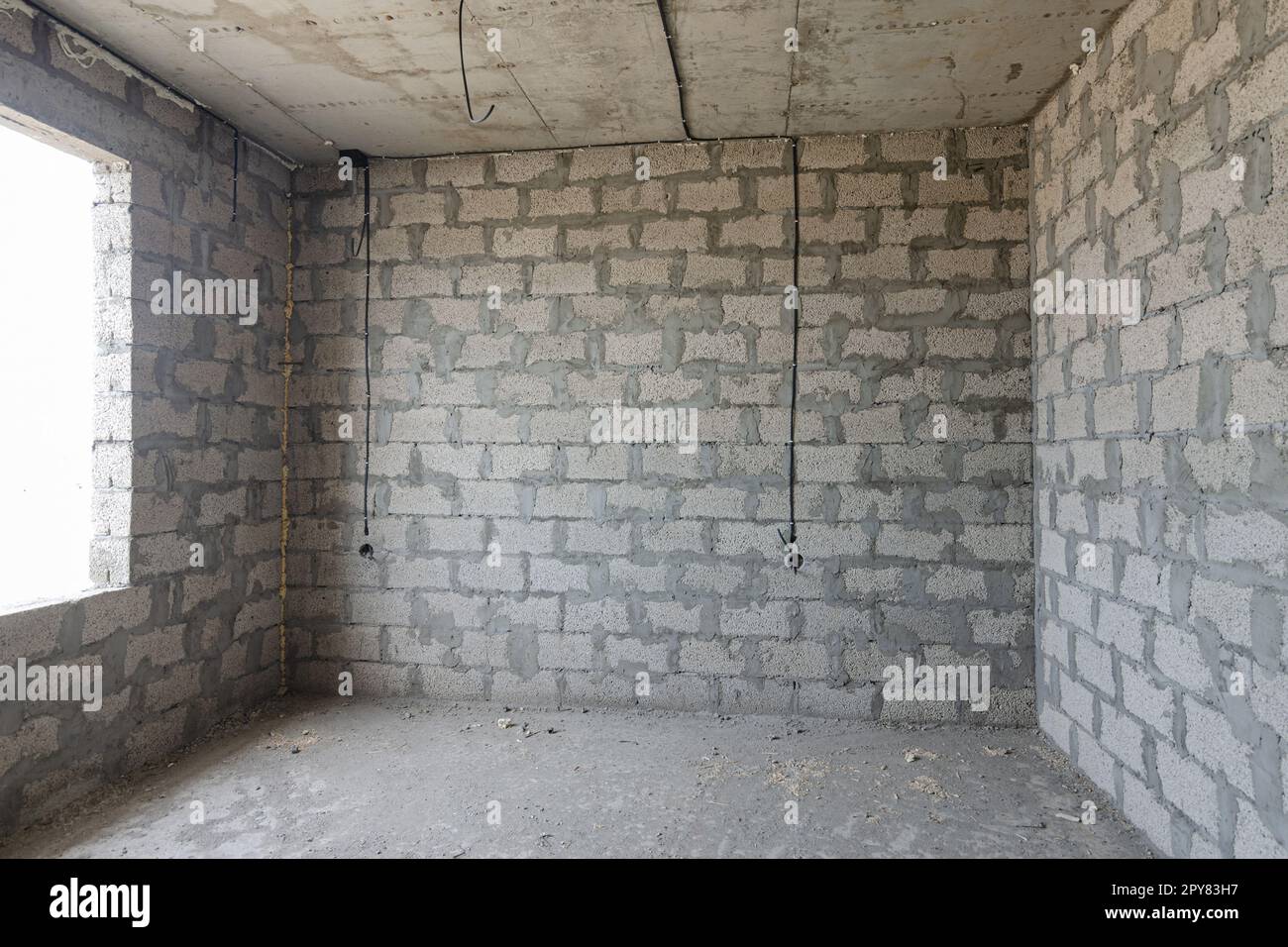 Bau eines einzelnen Wohngebäudes mit Blick auf die Wand aus geschäumtem Tonbeton ohne Veredelung, Verlegung von Elektrodrähten Stockfoto