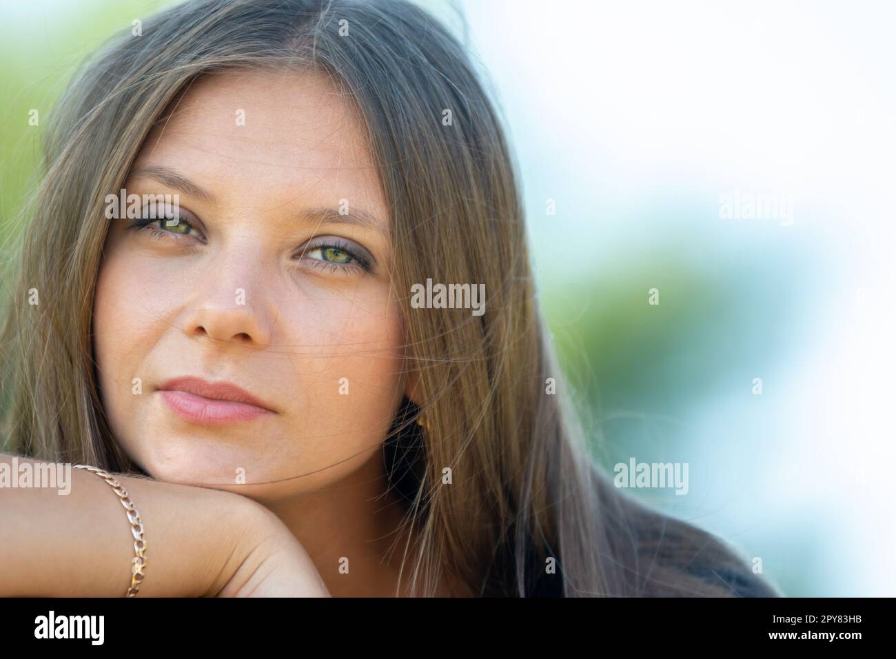 Nahaufnahme Porträt eines schönen Mädchen von slawischem Aussehen, das Mädchen schielt in den Rahmen Stockfoto